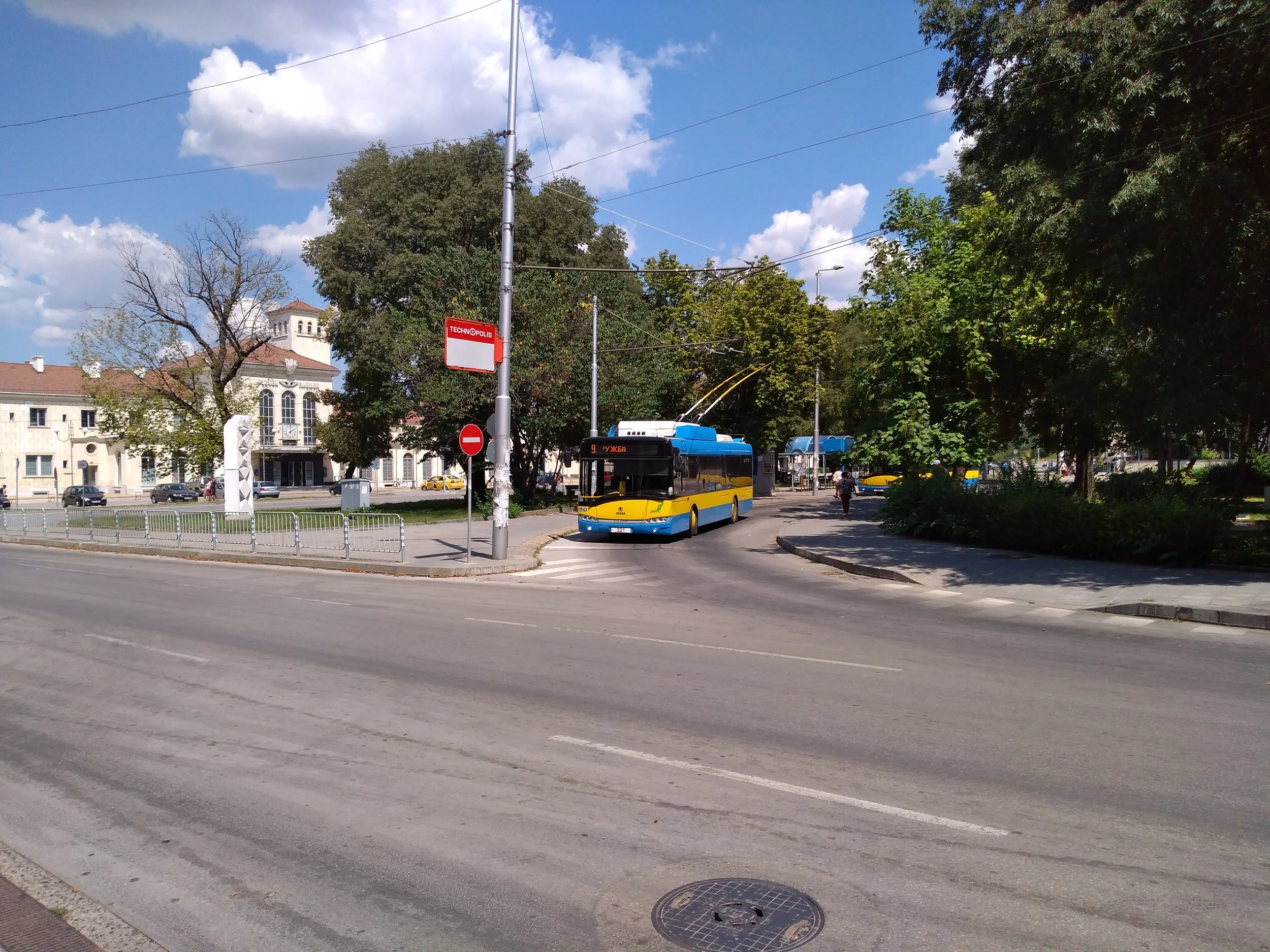 U nádraží.
