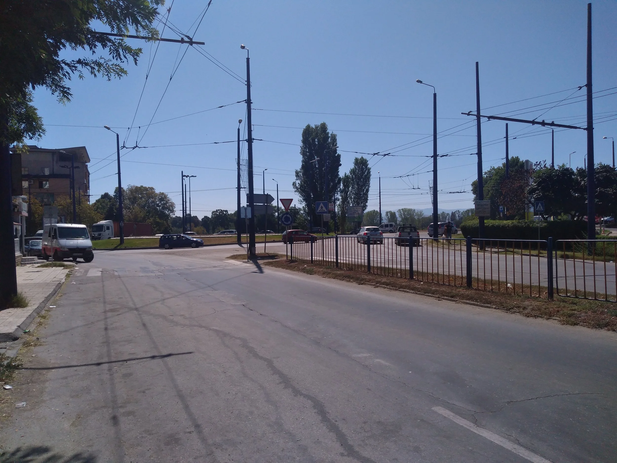 Zde vidíme napojení neprovozované trati u kruhového objezdu umístěného jižně od centra města.