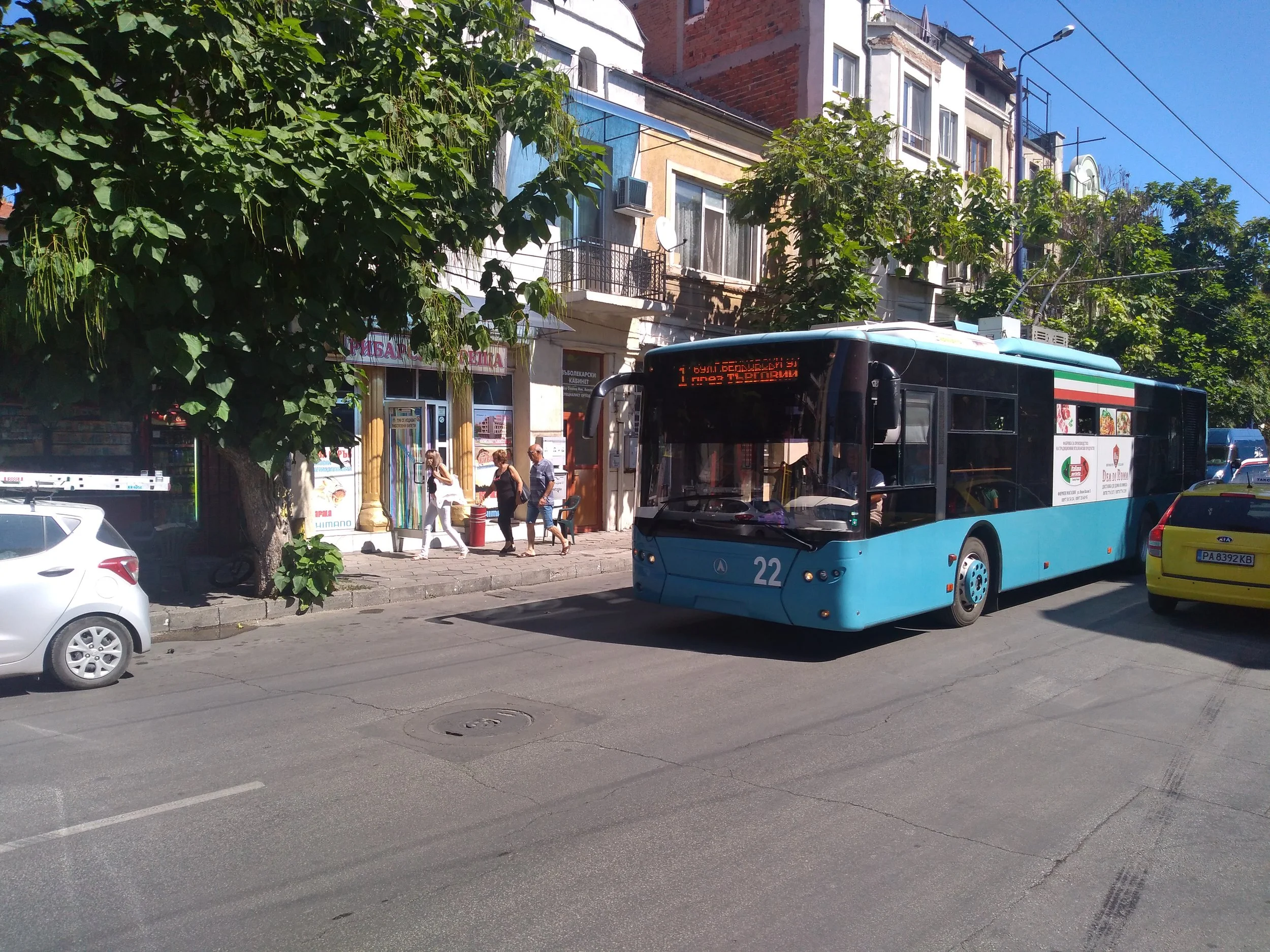 Trolejbus u centra (2x).