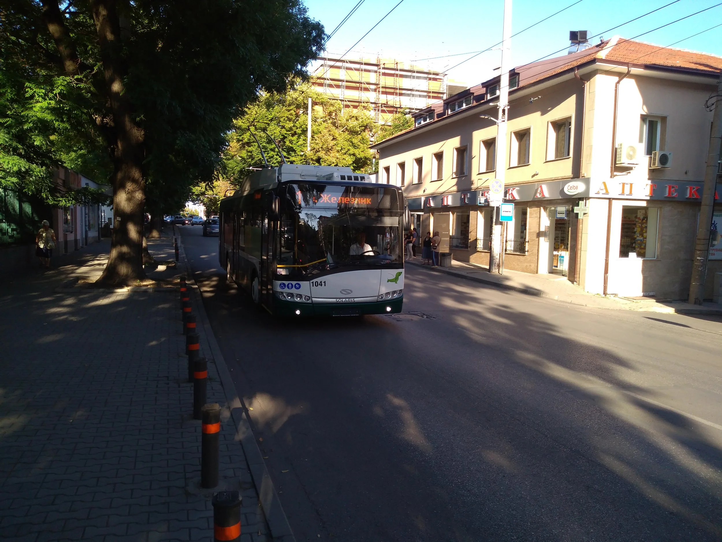 V centru (2x).
