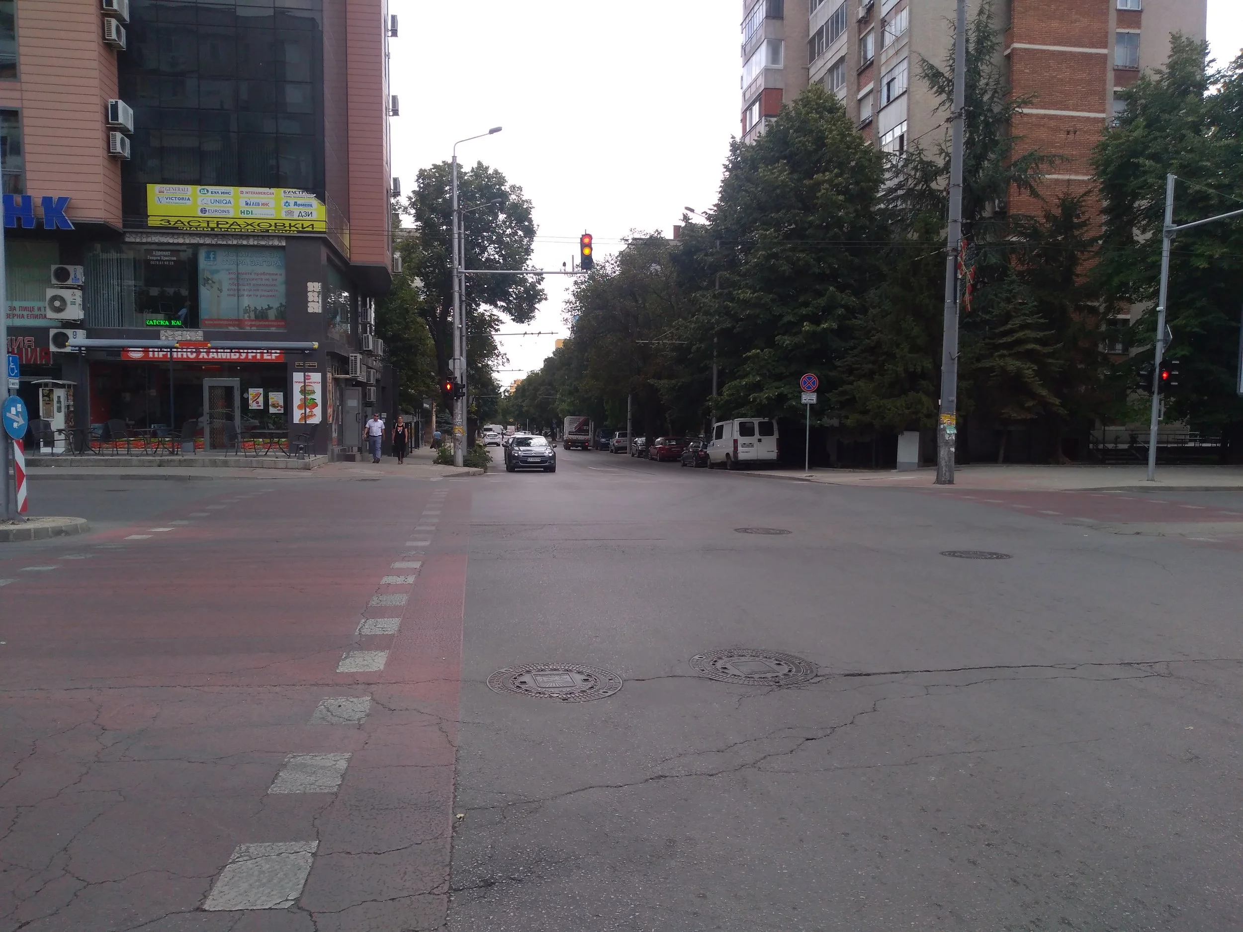 Zde vidíme počátek od ostatní sítě odstřižené trati, která je vedena po ulicích Angel Kănčev a General Gurko (pohled z třídy Car Simeon Veliki).