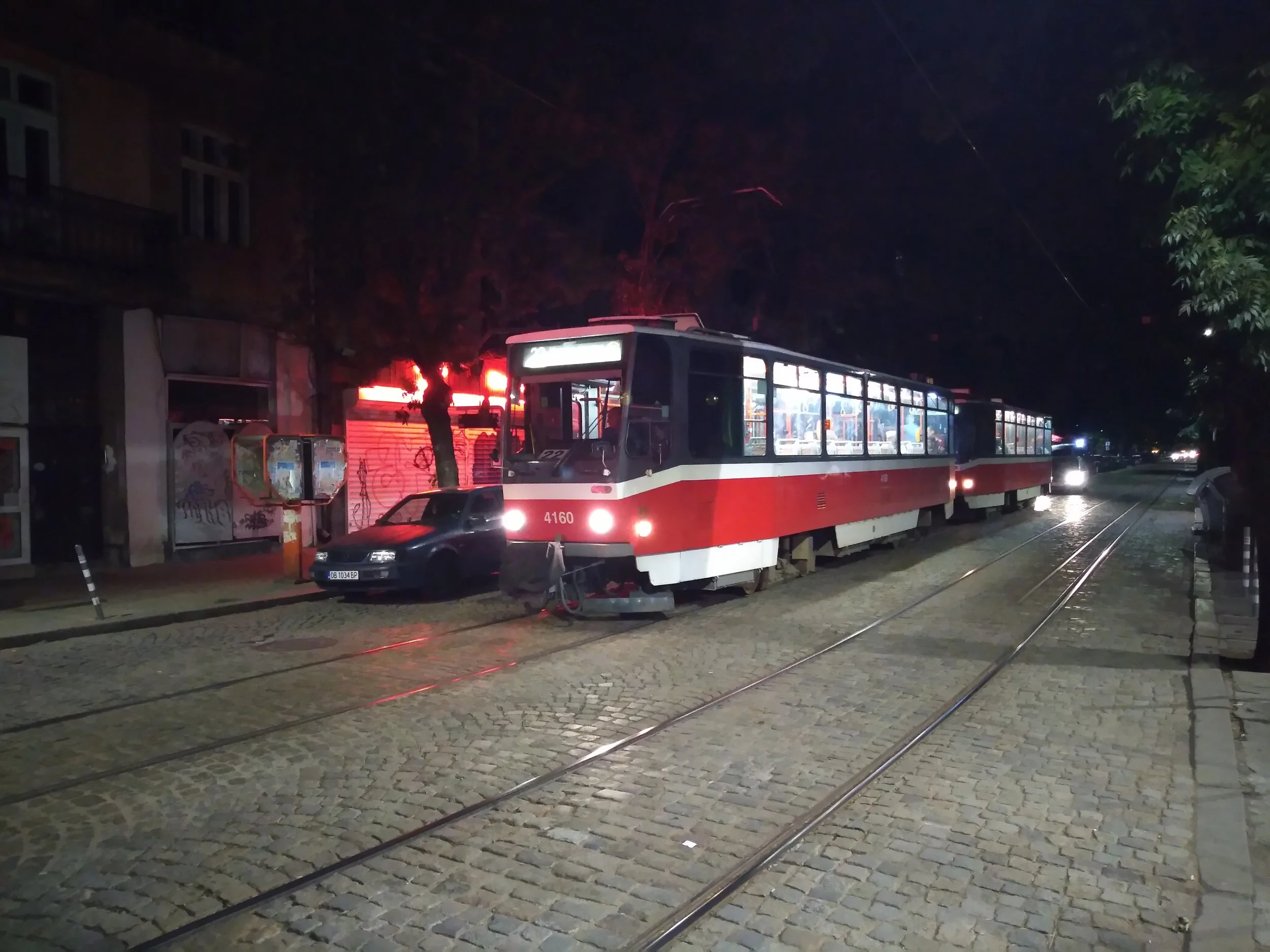 Na závěr i nějaká česká tramvaj... Cestovat tramvají po Sofii v nočních hodinách není kvůli všudepřítomným podivným existencím zrovna doporučeníhodný zážitek.