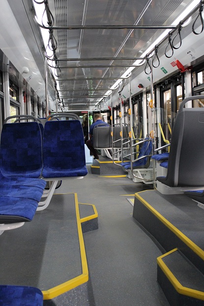 Hlavním mínusem nové tramvaje budou zřejmě tyto schůdky, o které mohou někteří cestující zakopávat. Nicméně vše ukáže až praxe a ruský výrobce navíc není jediný na světě, kdo kdy podobné “říční meandry” v tramvaji vytvořil.