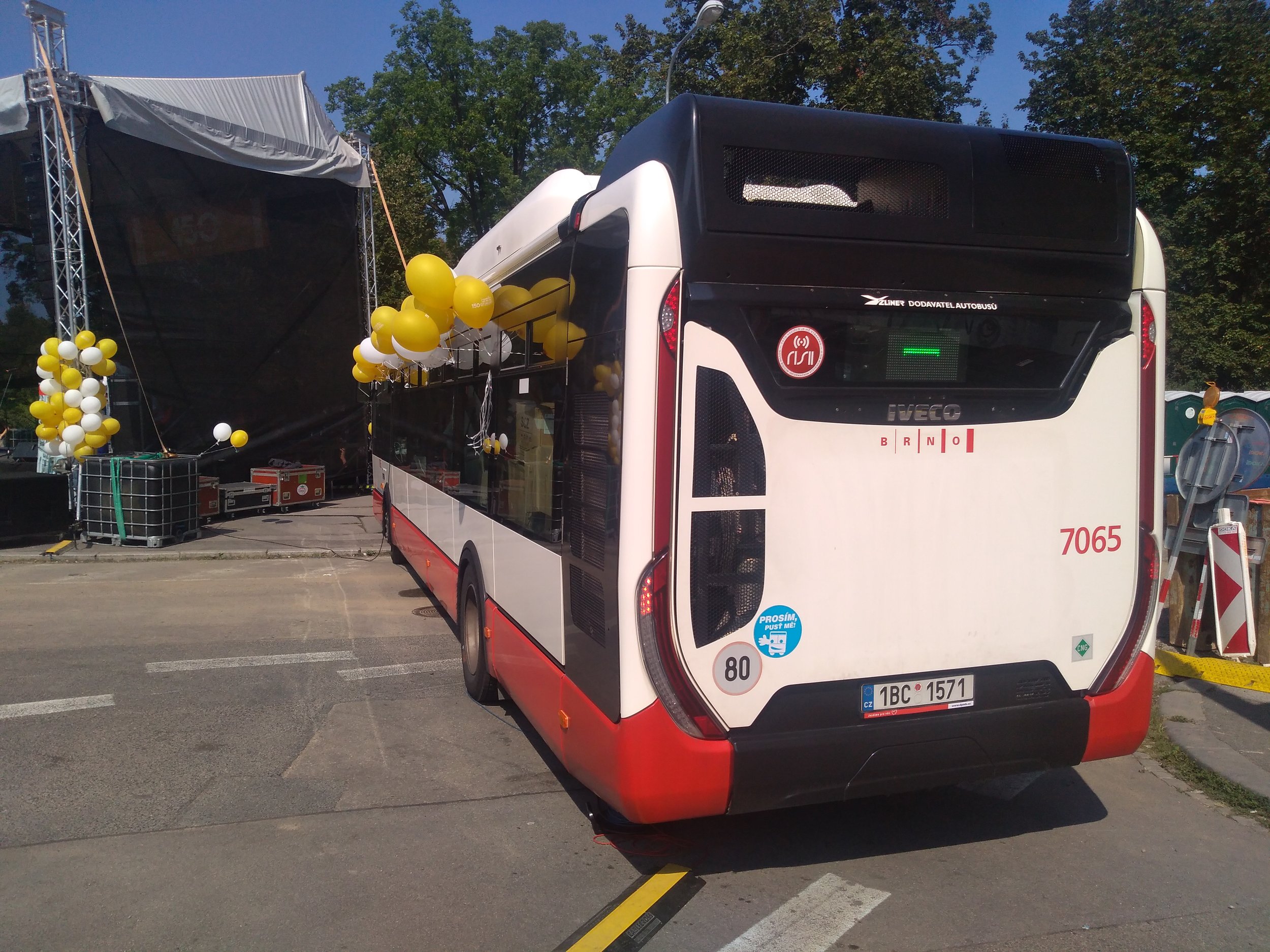 Autobus coby mobilní provozní zázemí celé akce.