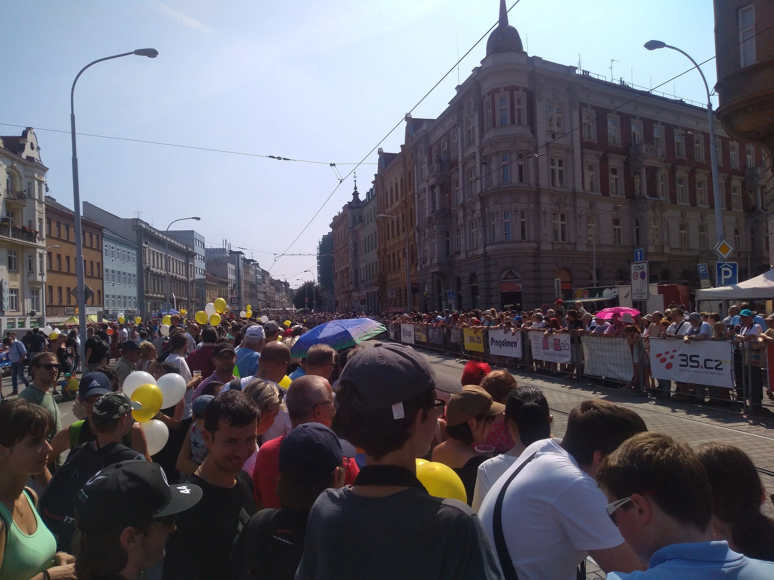 Následující snímky zachycují průběh prvního defilé.