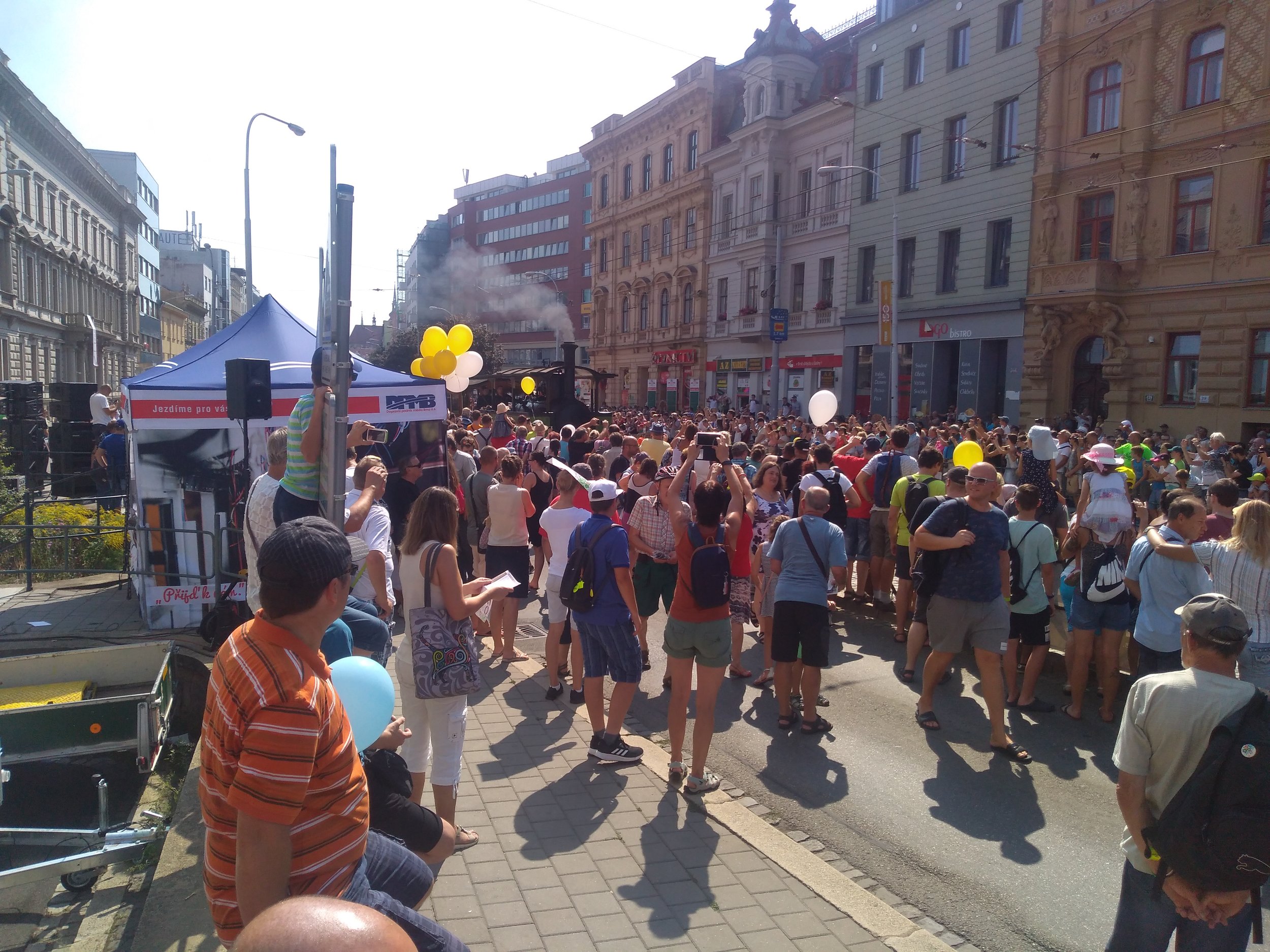 Parní tramvaj ulici “očoudila”.