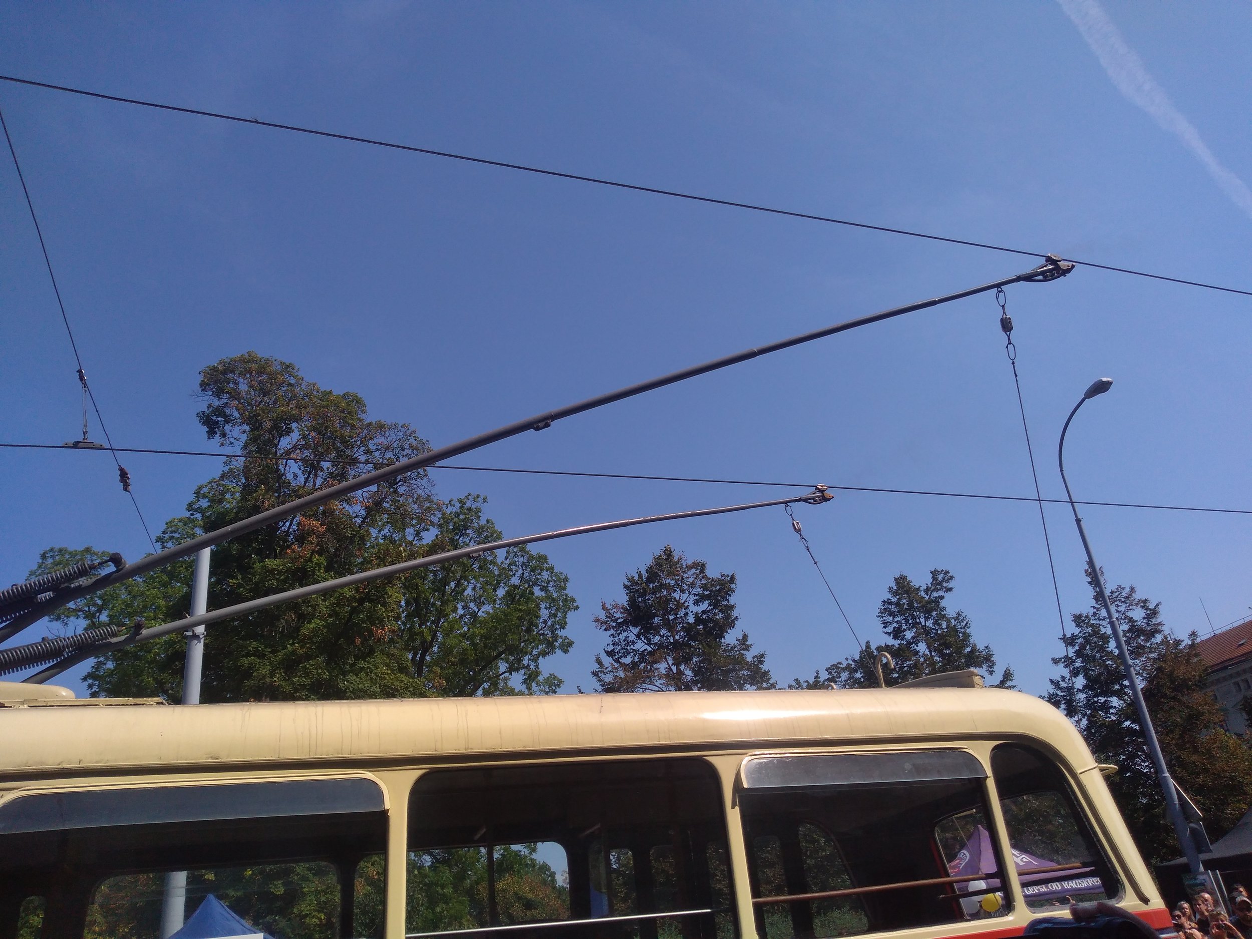 Některé trolejbusy si s tramvajovými trolejemi příliš nerozuměly.