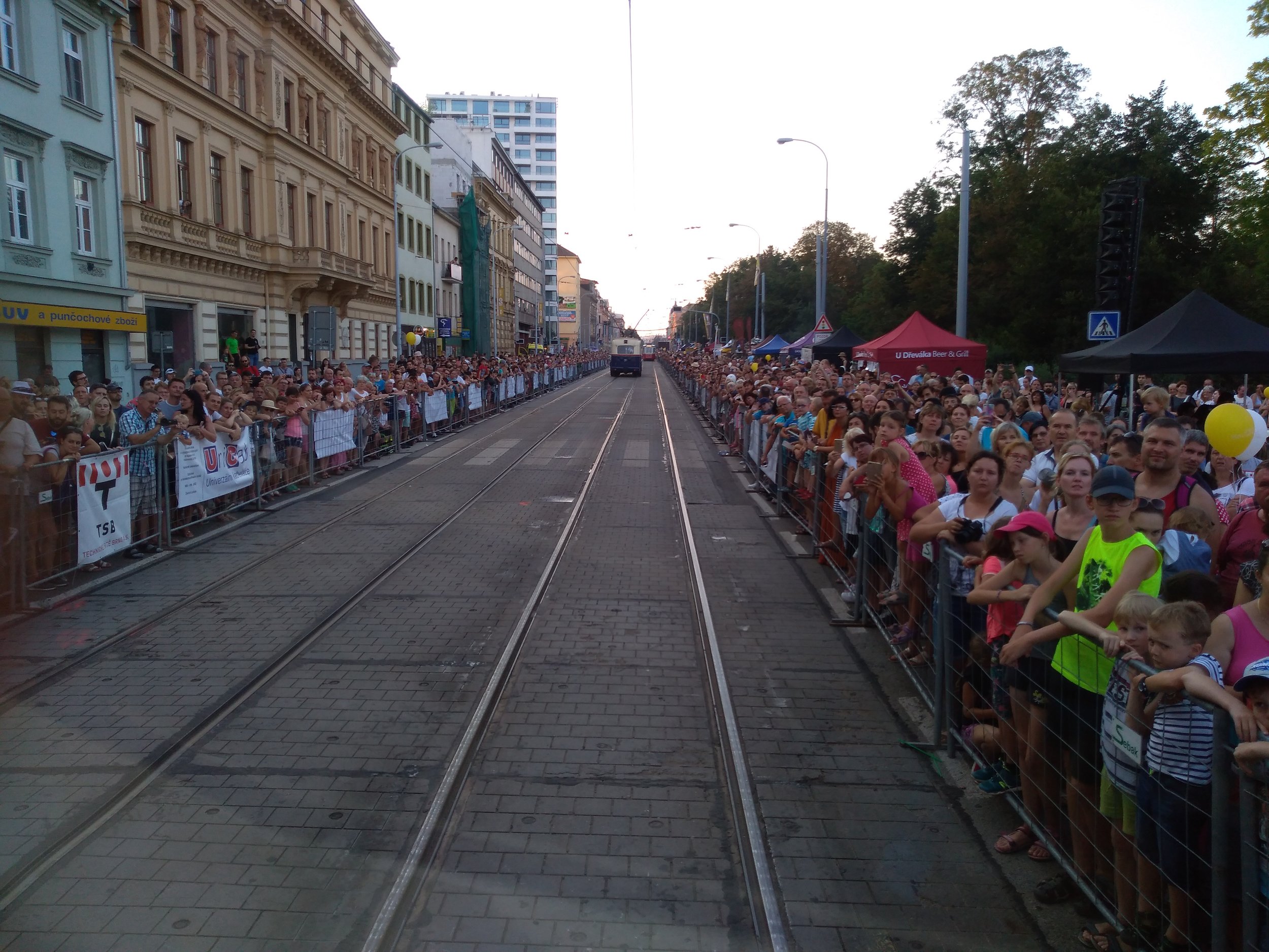 Pohled na davy z tramvaje T2.