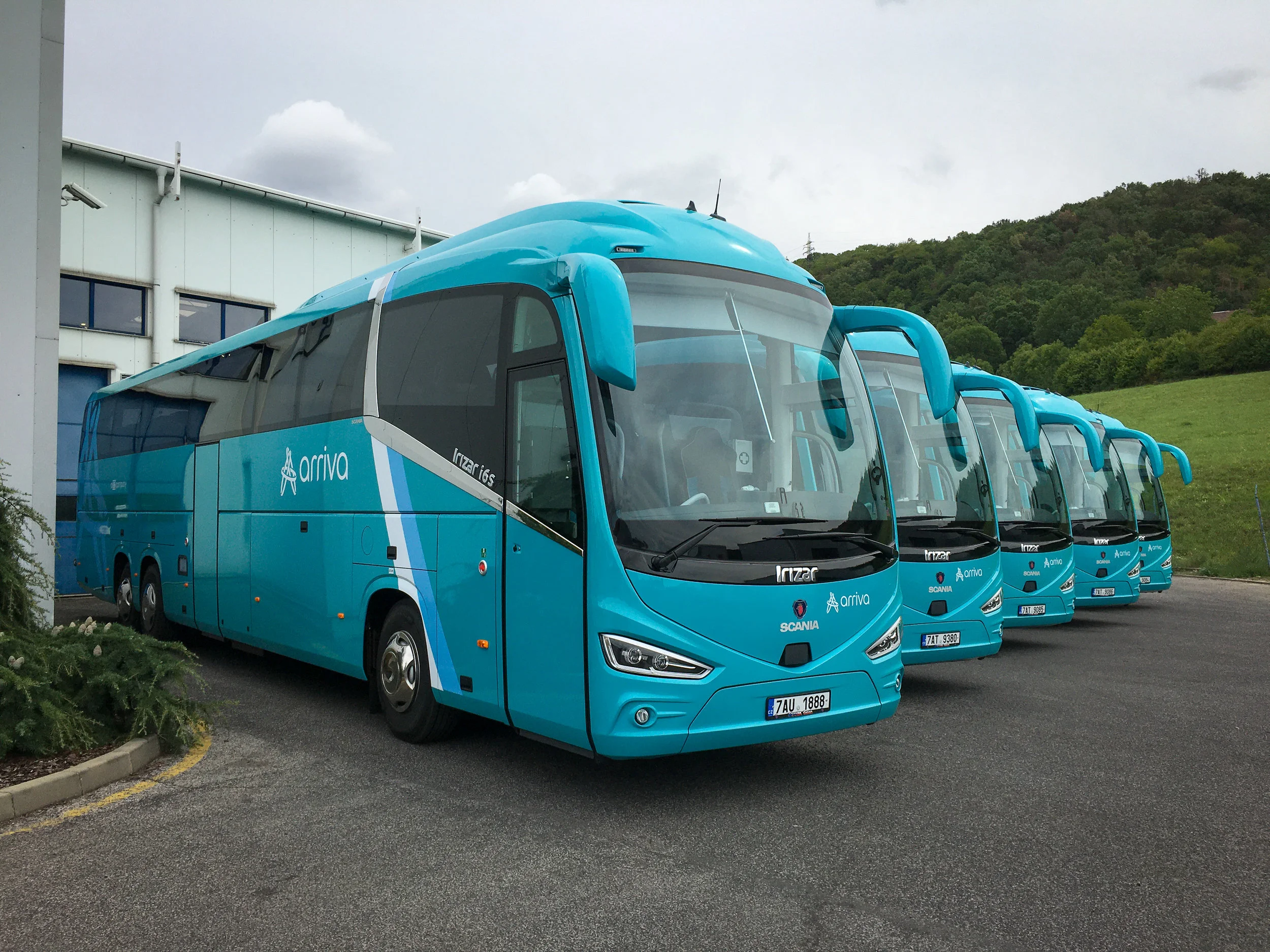 Flotila autobusů pro nejúspěšnější linku Arriva Expressu. (foto: Scania)