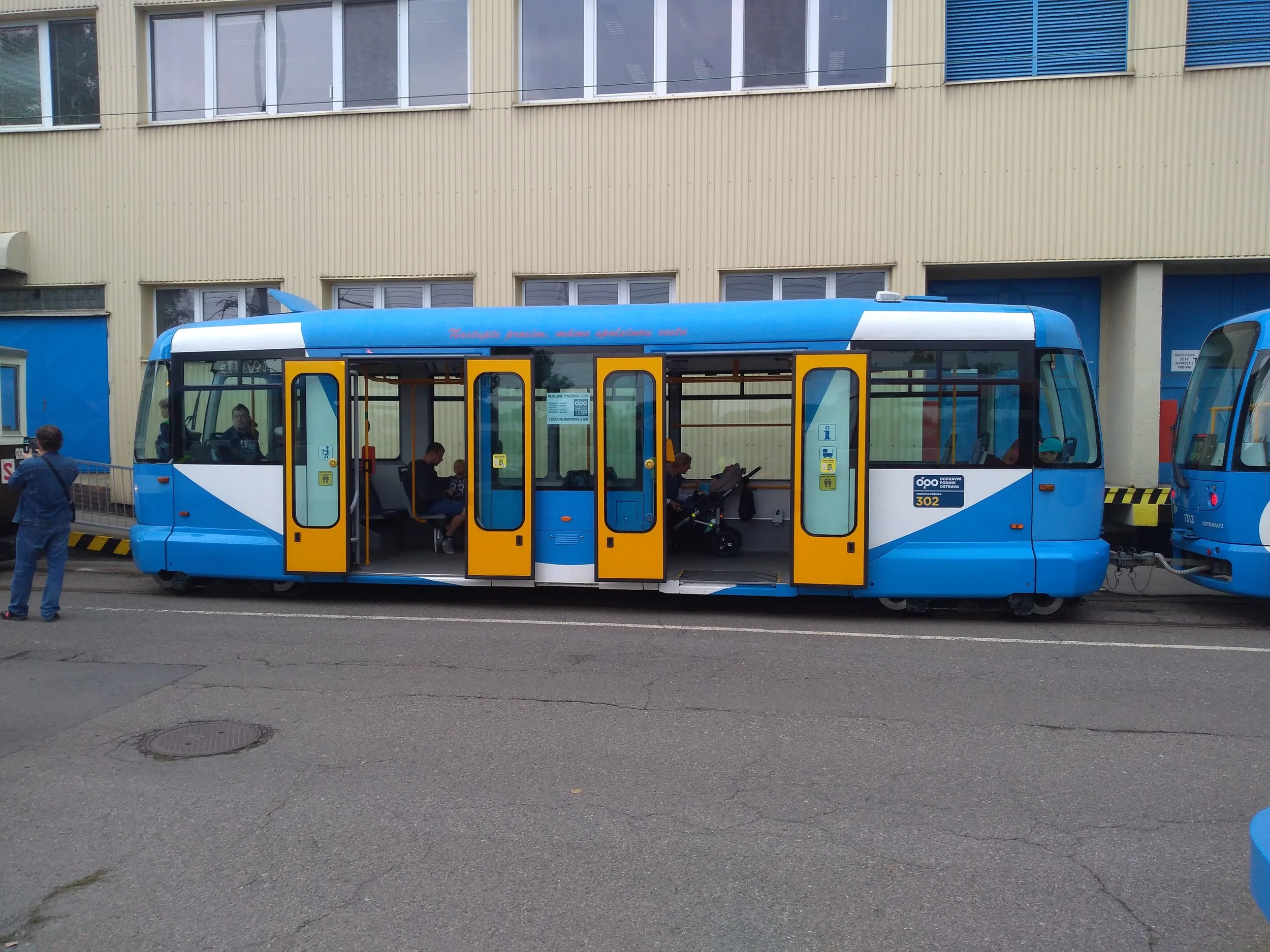 Toto sympatické “vajíčko” aneb vlek typu VV60LF se v Ostravě vyskytuje pouze ve dvou kusech. Na DOD bylo přítomno jen jedno, druhé bylo na lince č. 4.