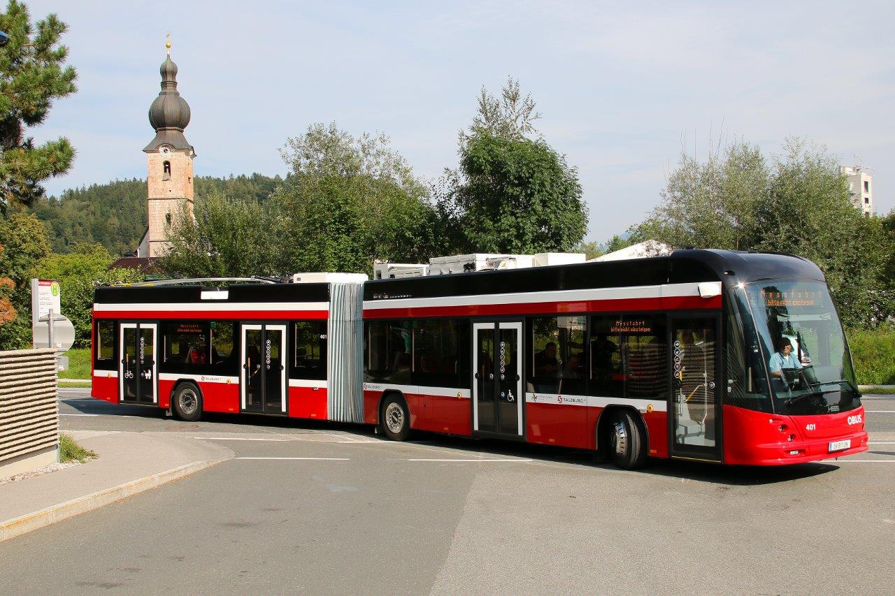 Nový švýcarský trolejbus HESS SwisTrolley v Salzburgu. Od 9. 9. byl poprvé nasazen do provozu s cestujícími na lince číslo 5, na níž je využíván bateriový pohon. (foto: Gunter Mackinger)