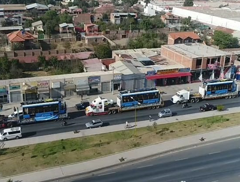 Tramvaj byla rozložena na tři části a uložena do kontejnerů typu flat rack od společnosti Maersk. Vypravena byla z Minsku první červencový týden, z litevského přístavu Klaipėda odplula téhož měsíce a na své 40denní pouti mimo jiné proplula i Panamským průplavem. Do severochilského přístavu Iquique dorazila dne 6. 9. 2019. Po téměř celou cestu byly články tramvaje zabaleny do “peřiny” v podobě bílé ochranné fólie, na snímku je již vidíme ale odhalené. Bylo slibováno, že z Iquique tramvají dorazí za 48 hodin do Cochabamby, nicméně tento optimistický odhad se naplnit nepodařilo. Dodejme, že se nejedná o tutéž tramvaj , která byla poslána v červenci na vybrané homologační zkoušky do polského Olsztynu. (foto: Mi Tren Cochabamba)