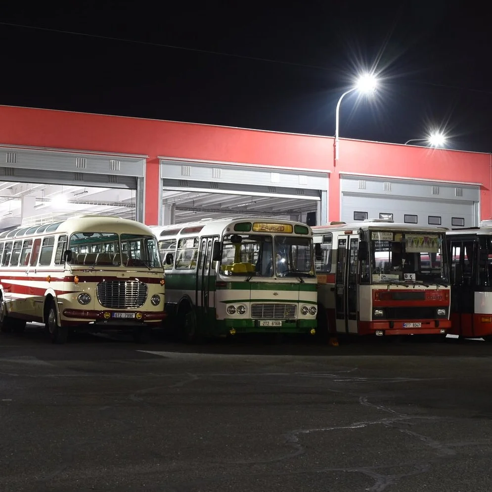 Historické autobusy se setkaly také loni v Opavě večer před akcí k symbolickému rozloučení s trolejbusy Škoda 14 Tr. (foto: Libor Hinčica)