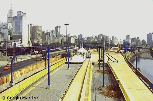 Severní konečná fura-fily Terminal Parque Dom Pedro II (vlevo jde vidět centrum města). Na podzim 2000, kdy byl tento snímek pořízen, byla konečná nedokončená a nikdy se ji dostavět nepodařilo. Dnes je na jejím místě konečná autobusového BRT systému Expresso Tiradentes zvaná Terminal Mercado.
