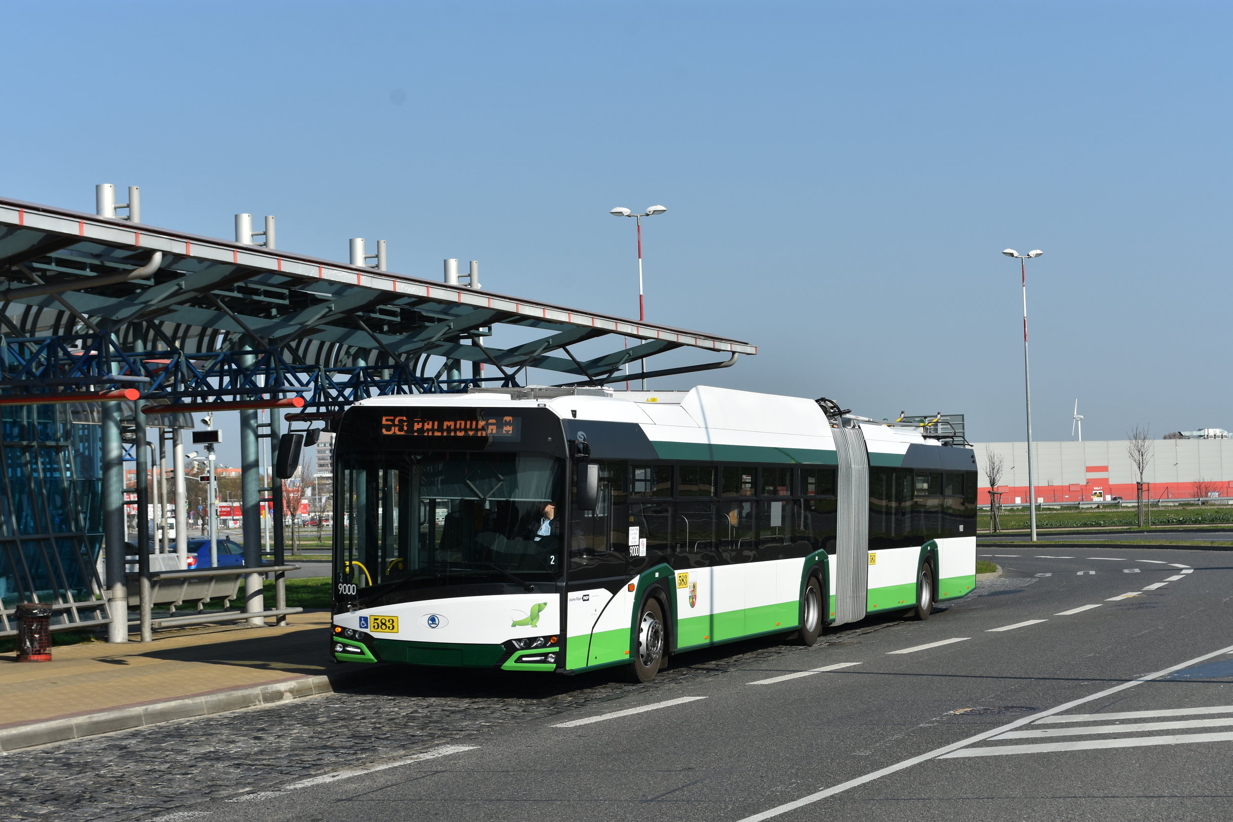 Testovaný trolejbus Škoda 27 Tr na lince číslo 58, jež je prozatím jedinou trolejbusovou linkou v Praze. Nadto zkušební. (foto: Libor Hinčica)