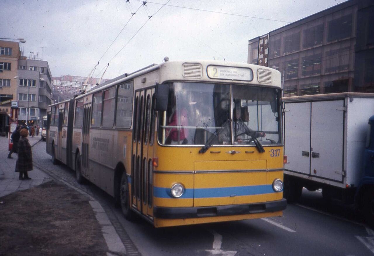 Zlínský Sanos ev. č. 317 na snímku z roku 1992 již v městském laku. (zdroj: Wikipedia.org)