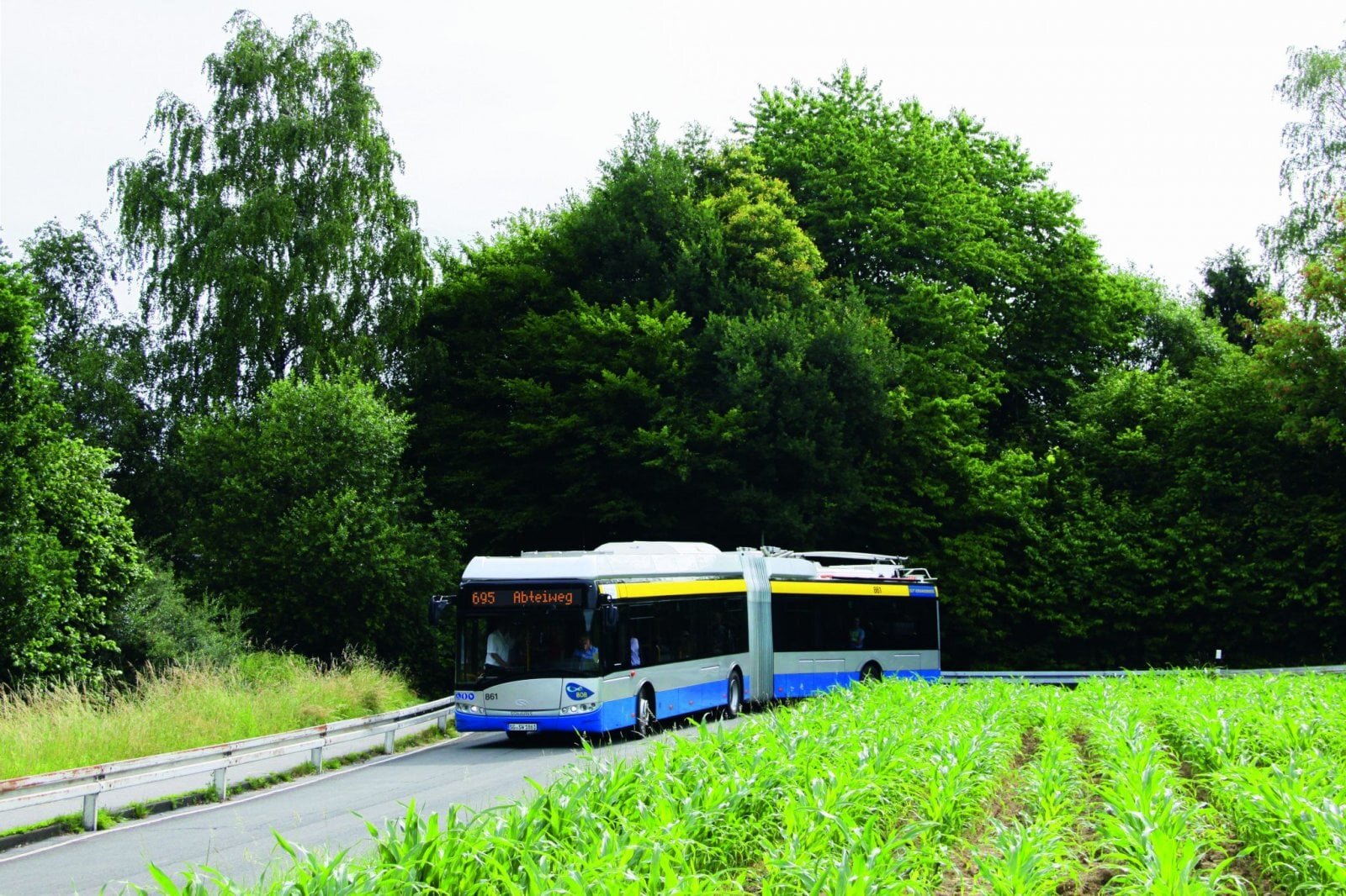 Na snímku vidíme solingenský parciální trolejbus, který má na čelním transparentu napsáno “695 Abteiweg”. Nicméně trolejbusy na této autobusové lince ještě pravidelně nejezdí, teprve nyní jsou totiž se skoro ročním zpožděním dokončovány úpravy na smyčce v Abteiwegu, včetně instalace nabíjecí stanice, po kterých bude možné pravidelný provoz trolejbusů na baterie na dané lince zavést. Očekává se, že by se tak mohlo stát ještě tento měsíc. Zavedení trolejbusů na této lince má být z provozního hlediska prvním významným krokem na plánované cestě k eliminaci městských autobusů. (foto: Stadtwerke Solingen)