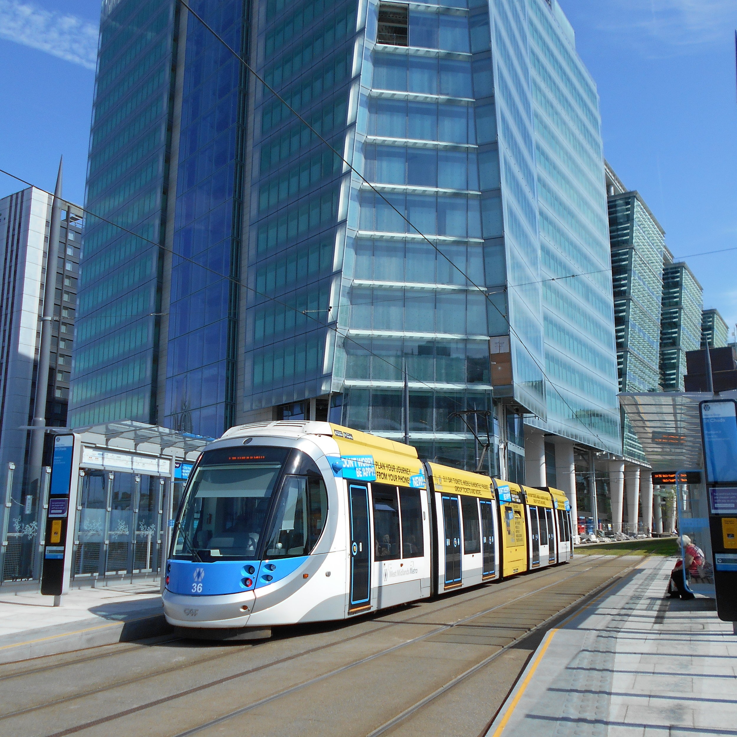 Tramvaj CAF Urbos 3 v Birminghamu. (zdroj: Wikipedia.org)