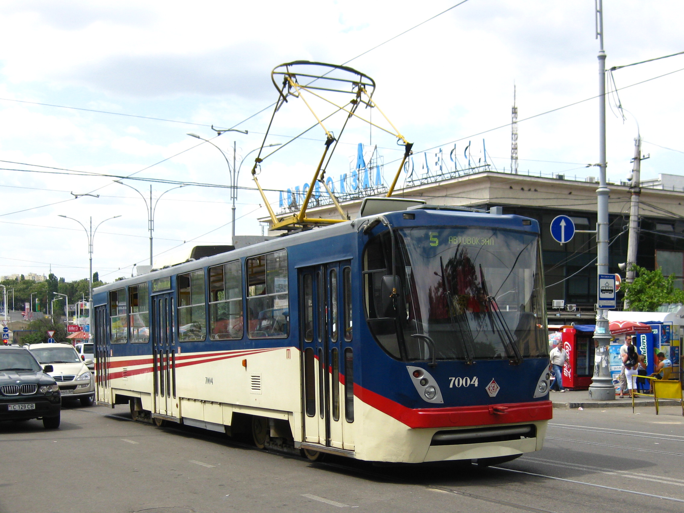 Vůz typu K1 v Oděse. Celkem sem došlo 10 vozů, v celé Ukrajině jich bylo více než 70. Typ K1M, který je vzhledově velmi podobný a všehovšudy jej bylo dosud vyrobeno jen 10 ks, si v Oděse objednali pouze v 1 kusu roku 2015, poté raději vsadili na lépe vypadající Odisseje (ty jsou ale kratší než 15,5 m). (zdroj: Wikipedia.org)