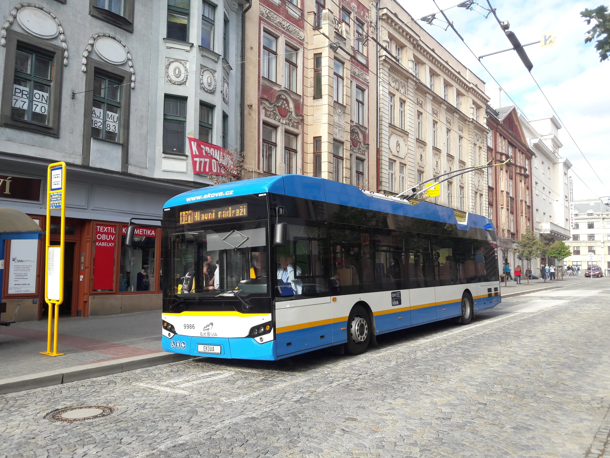Ostravský trolejbus se v září 2019 vydal, slovy výrobce, “na zkušenou” a zdá se, že bude objevovat i ulice Plzně. Na tomto snímku z loňska jej vidíme v zastávce Most Miloše Sýkory, kde se zrovna nahříval pod paprsky podzimního slunce. (foto: Vít Hinčica, 27. 9. 2018)