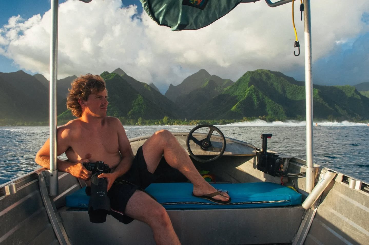 2/3
Em 2006 organizei com o Ricardo Faustino uma expedi&ccedil;&atilde;o de bodyboard ao Taiti e &agrave; Austr&aacute;lia para surfar Shark Island e Teahupoo. Conseguimos, de forma in&eacute;dita para a modalidade, um patrocinador, a "Cutty Sar