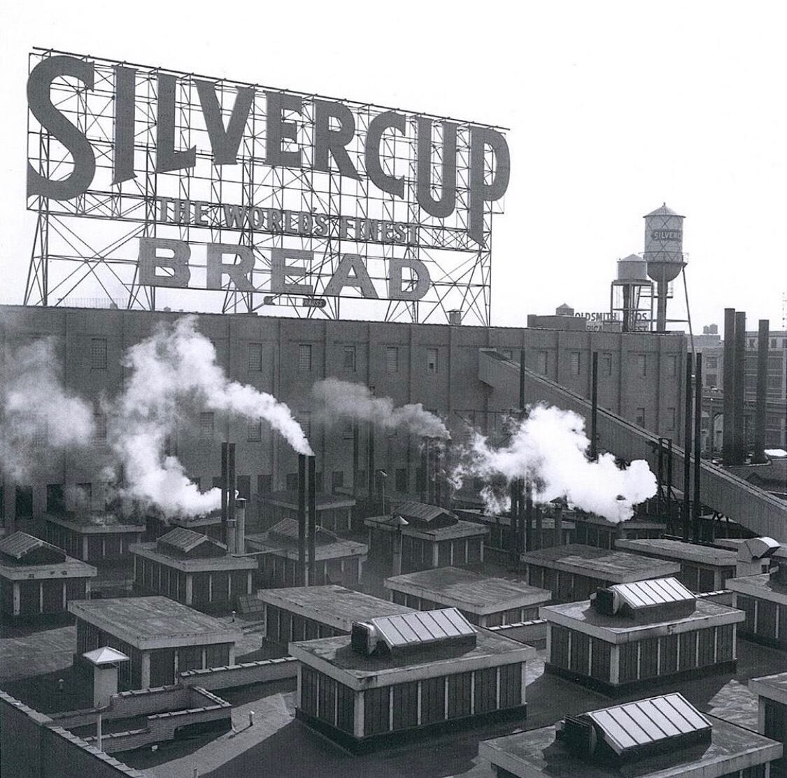 🍞✨ Caught a whiff of nostalgia? The aroma of Silvercup bread once defined Long Island City. If you&rsquo;ve got tales or snaps from those golden days, we&rsquo;re all ears (and noses!). 🌇💬 #NYCNostalgia #SilvercupMemories