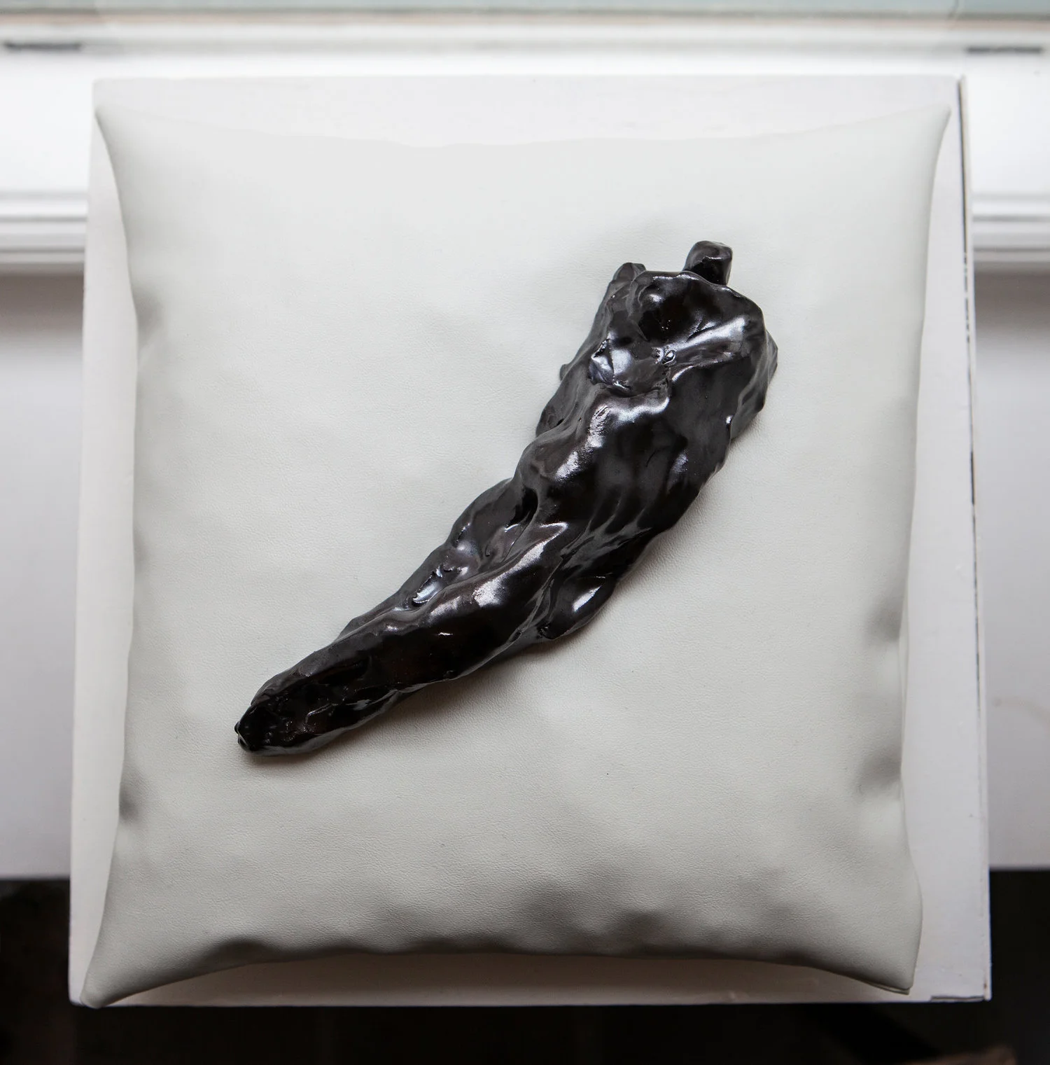 Dødsleje 1 , materials: glazed ceramics, imitation leather, pillow fillings