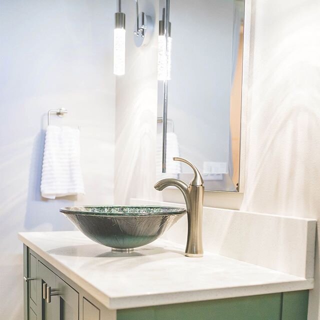 A pretty powder room in this very custom home. The sconces are my fav.
.
.
#Interiordesign #madisonwi #madisoninteriordesign #interiors #houseandhome #onlineinteriordesign #edesign #dreamhouse #houseenvy #midwestliving #inspotoyourhome #interiordecor