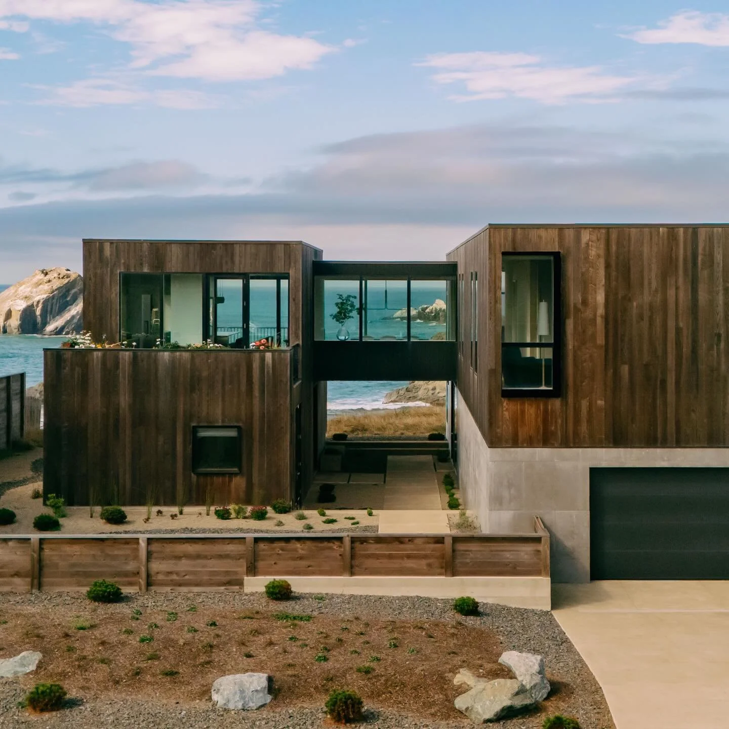 Set atop the cliffs of the rugged Pacific Northwest coastline, this home features a weathering wood fa&ccedil;ade of Ash ThermoWood&reg; cladding to protect itself against the harsh oceanic climate, while also celebrating these conditions and giving 