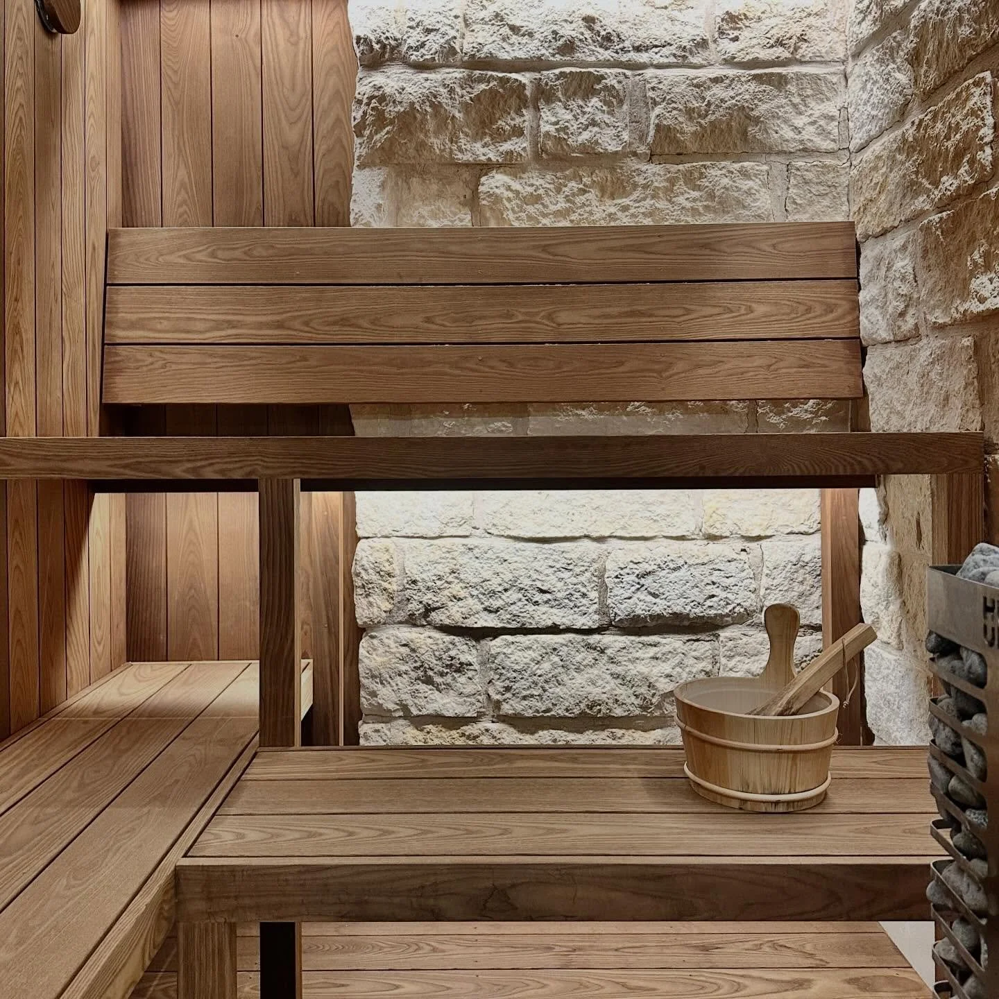Still admiring this custom sauna and cold plunge wellness area from @shoberg_homes + @uslumberbrokerstexas in Austin, TX. 

Featuring our thermally modified ash cladding and dimensional lumber that has been meticulously scribed to meet the beautiful 