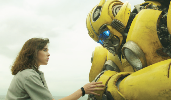 Hailee Steinfeld shares the screen with her robot in “Bumblebee.”