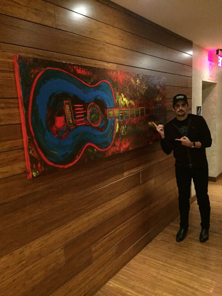  Brad Paisley visiting a Hendon piece at the Hutton Hotel, Nashville, TN. 