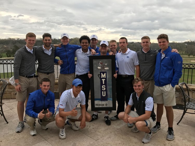  MTSU Golf Team alongside their personal Hendon painting.   