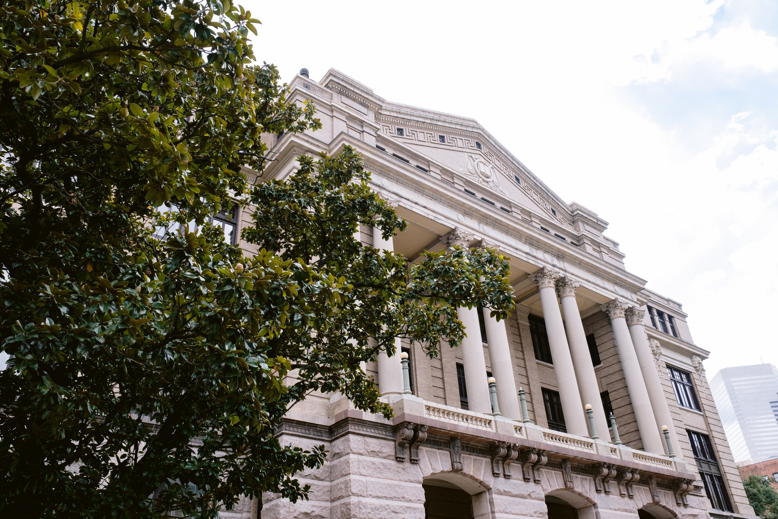 Giverny-Houston-Wedding-Photographer-1910-Courthouse-Buffalo-Bayou-RhondaManuel_0001.jpg
