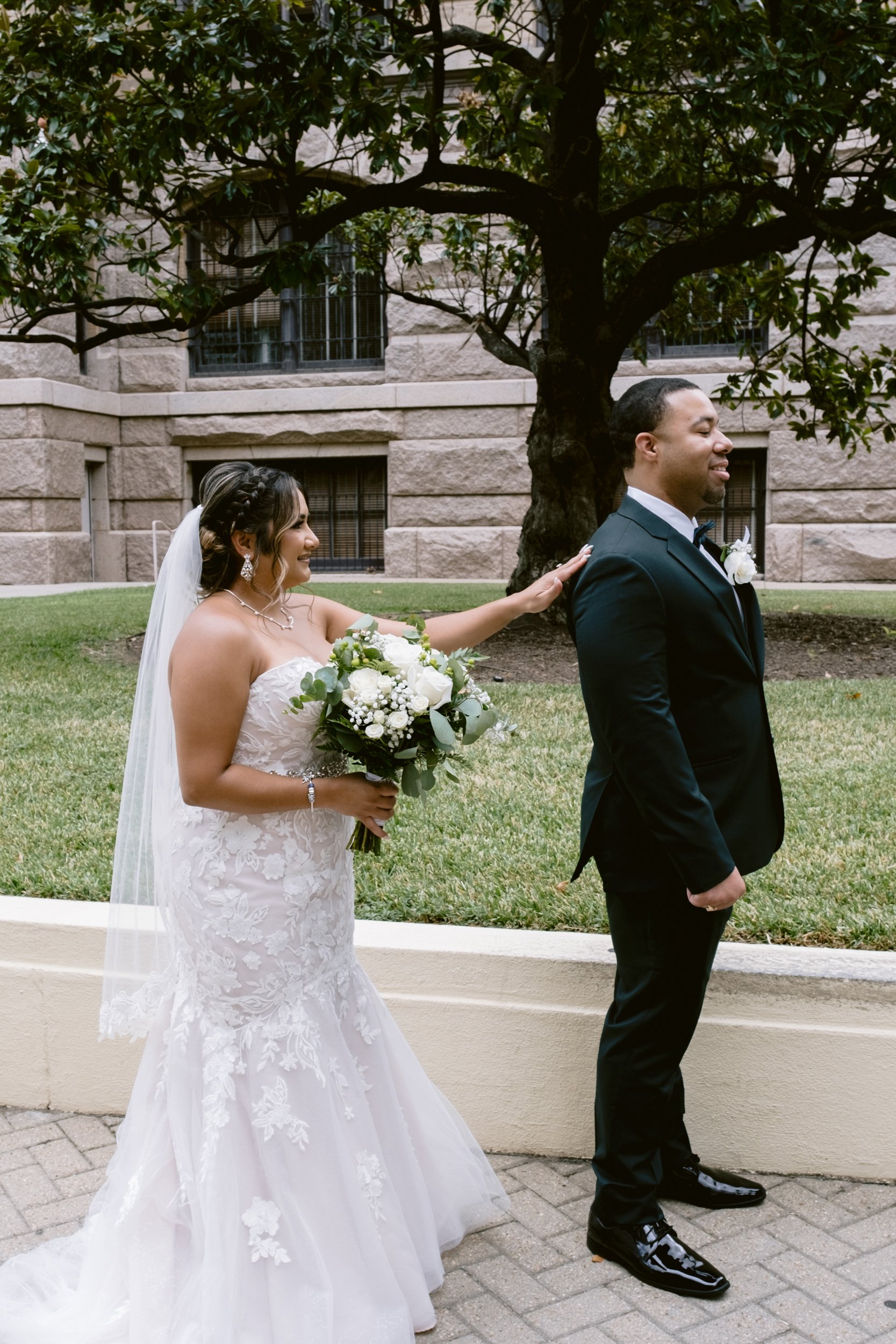 Giverny-Houston-Wedding-Photographer-1910-Courthouse-Buffalo-Bayou-RhondaManuel_0004.jpg