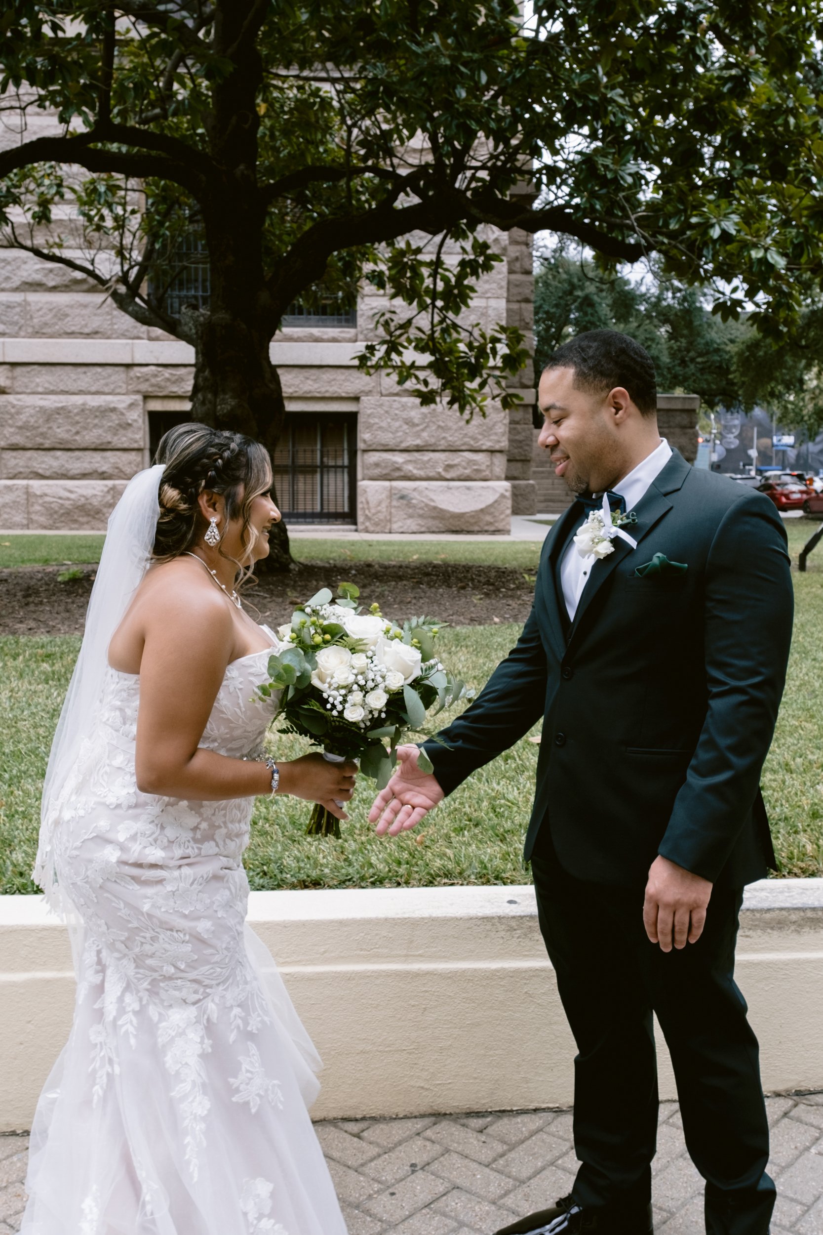 Giverny-Houston-Wedding-Photographer-1910-Courthouse-Buffalo-Bayou-RhondaManuel_0005.jpg