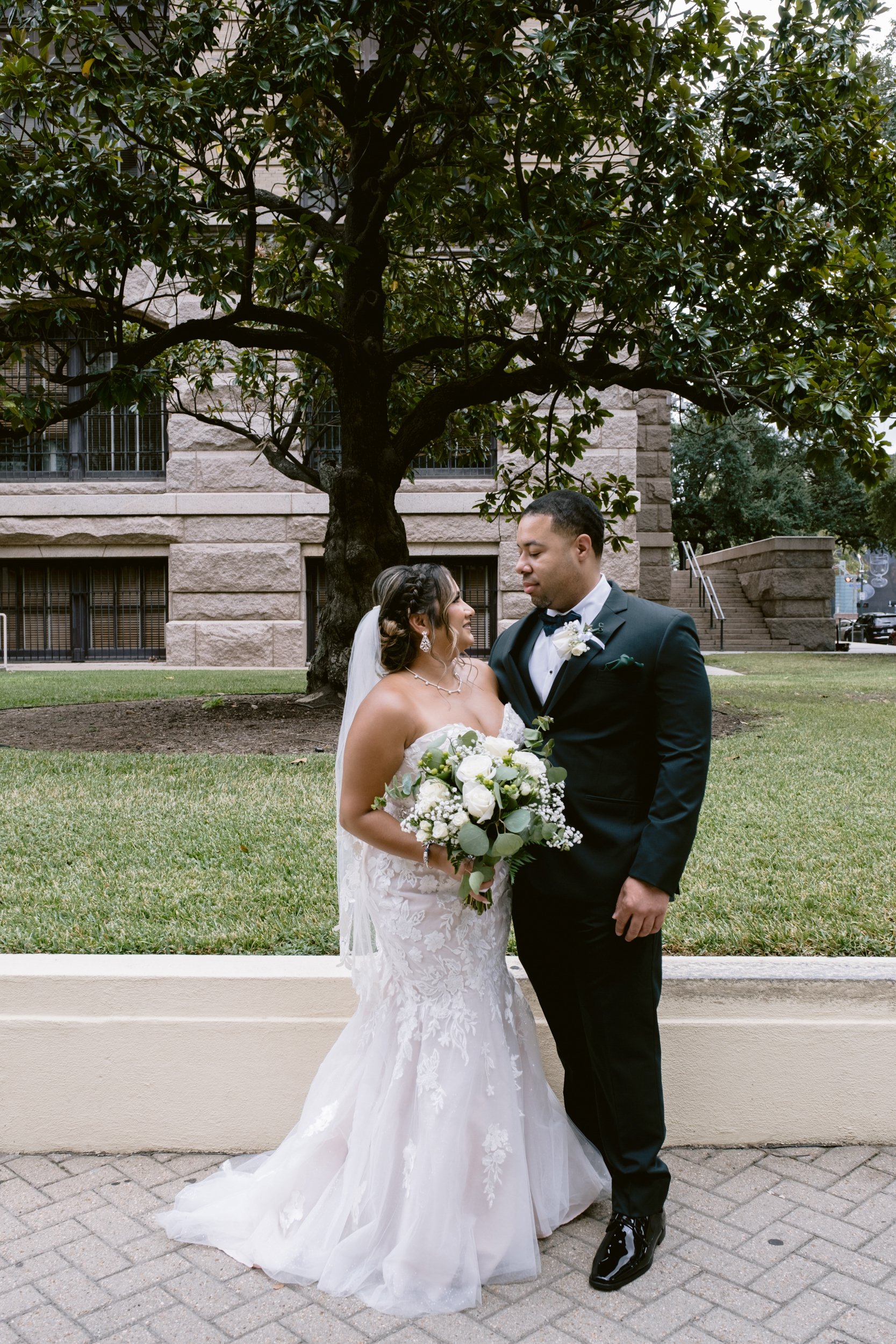 Giverny-Houston-Wedding-Photographer-1910-Courthouse-Buffalo-Bayou-RhondaManuel_0006.jpg