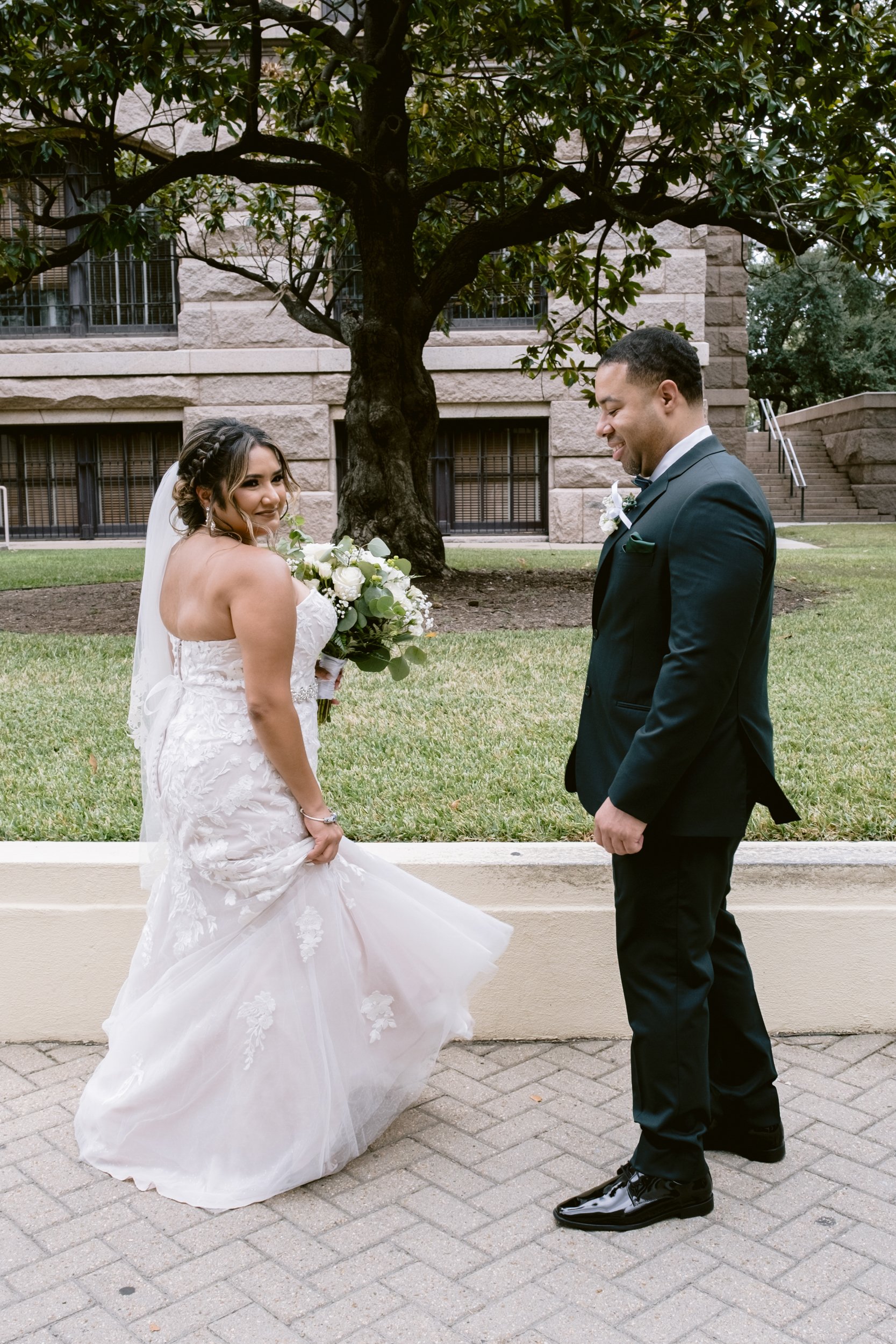 Giverny-Houston-Wedding-Photographer-1910-Courthouse-Buffalo-Bayou-RhondaManuel_0007.jpg
