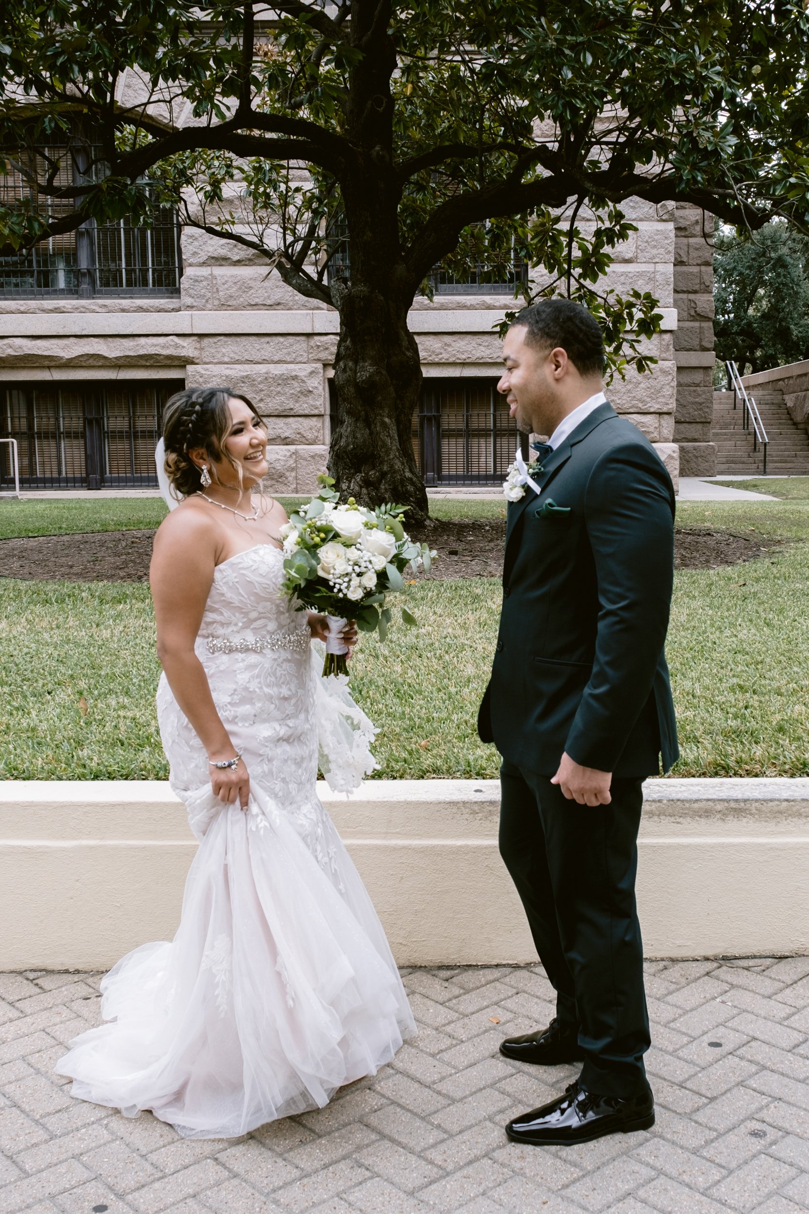 Giverny-Houston-Wedding-Photographer-1910-Courthouse-Buffalo-Bayou-RhondaManuel_0008.jpg