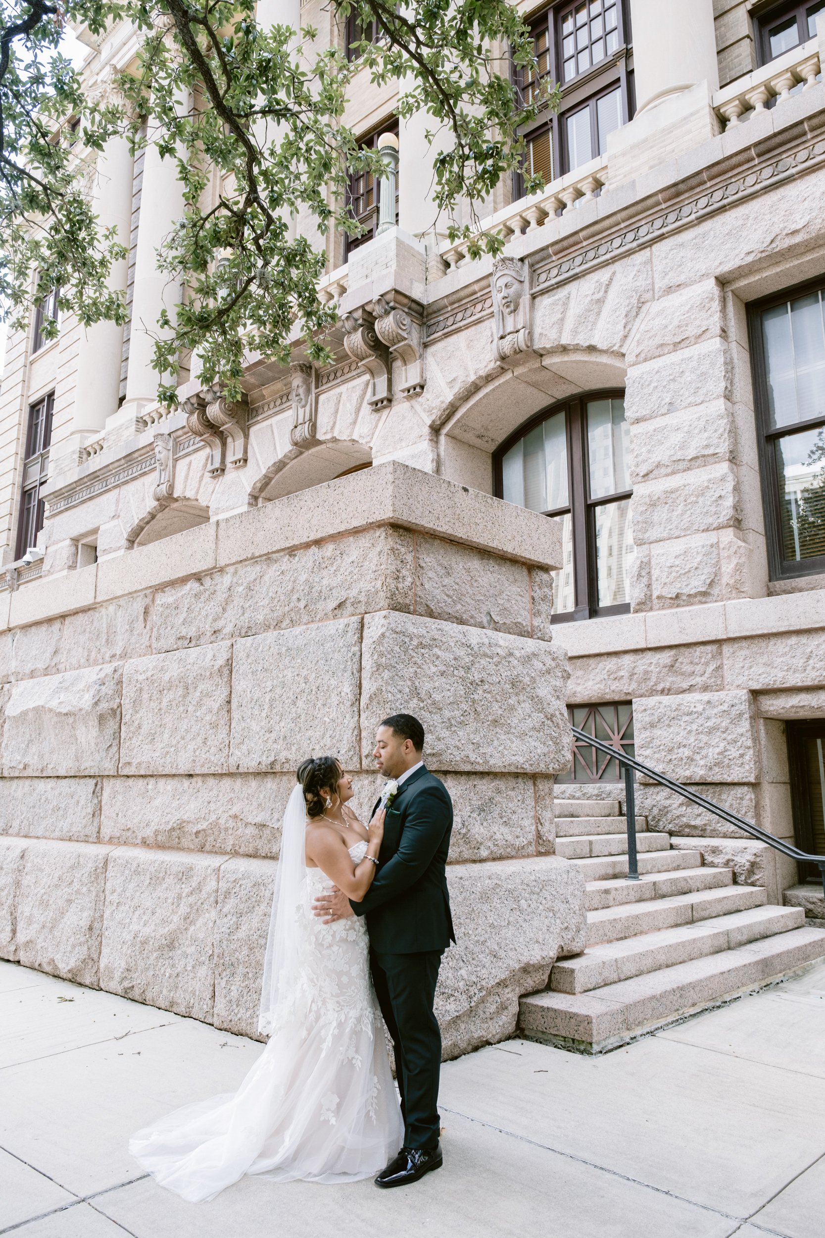 Giverny-Houston-Wedding-Photographer-1910-Courthouse-Buffalo-Bayou-RhondaManuel_0034.jpg