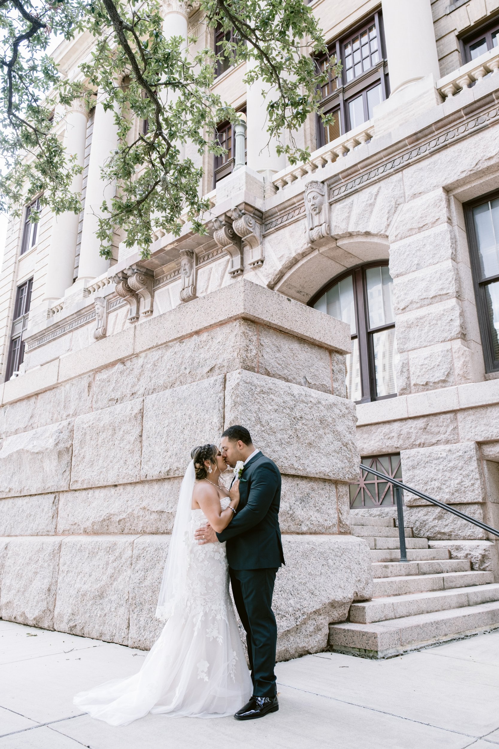 Giverny-Houston-Wedding-Photographer-1910-Courthouse-Buffalo-Bayou-RhondaManuel_0036.jpg
