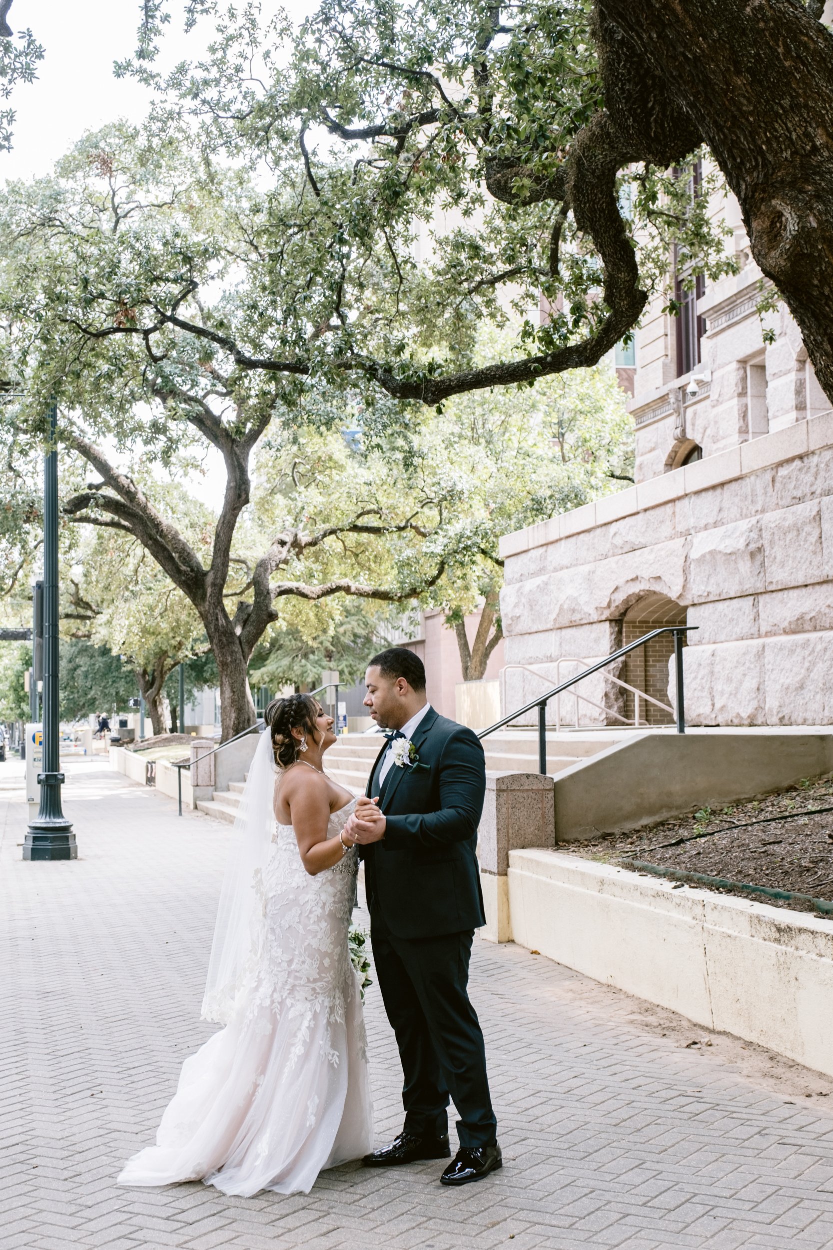 Giverny-Houston-Wedding-Photographer-1910-Courthouse-Buffalo-Bayou-RhondaManuel_0042.jpg