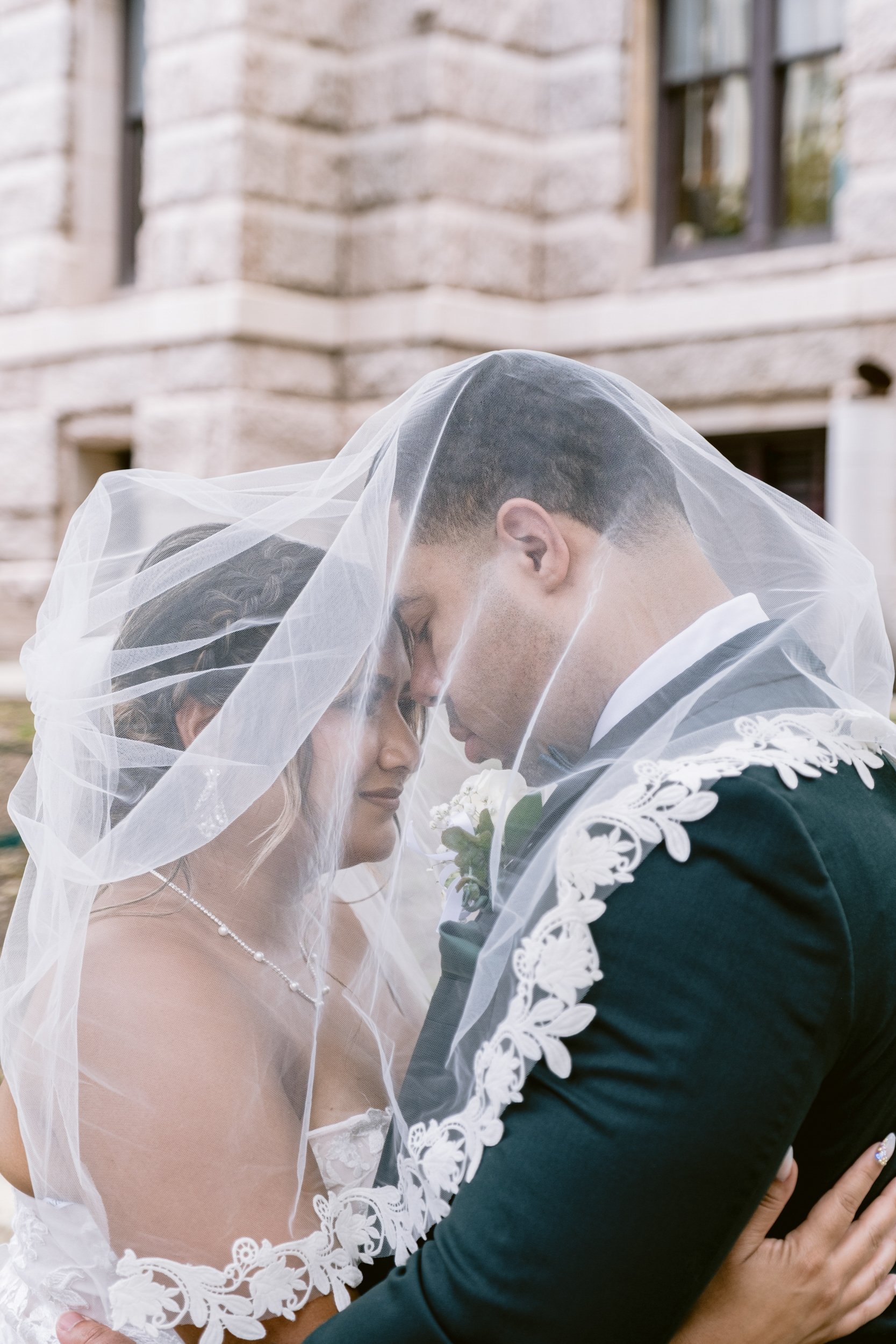 Giverny-Houston-Wedding-Photographer-1910-Courthouse-Buffalo-Bayou-RhondaManuel_0043.jpg