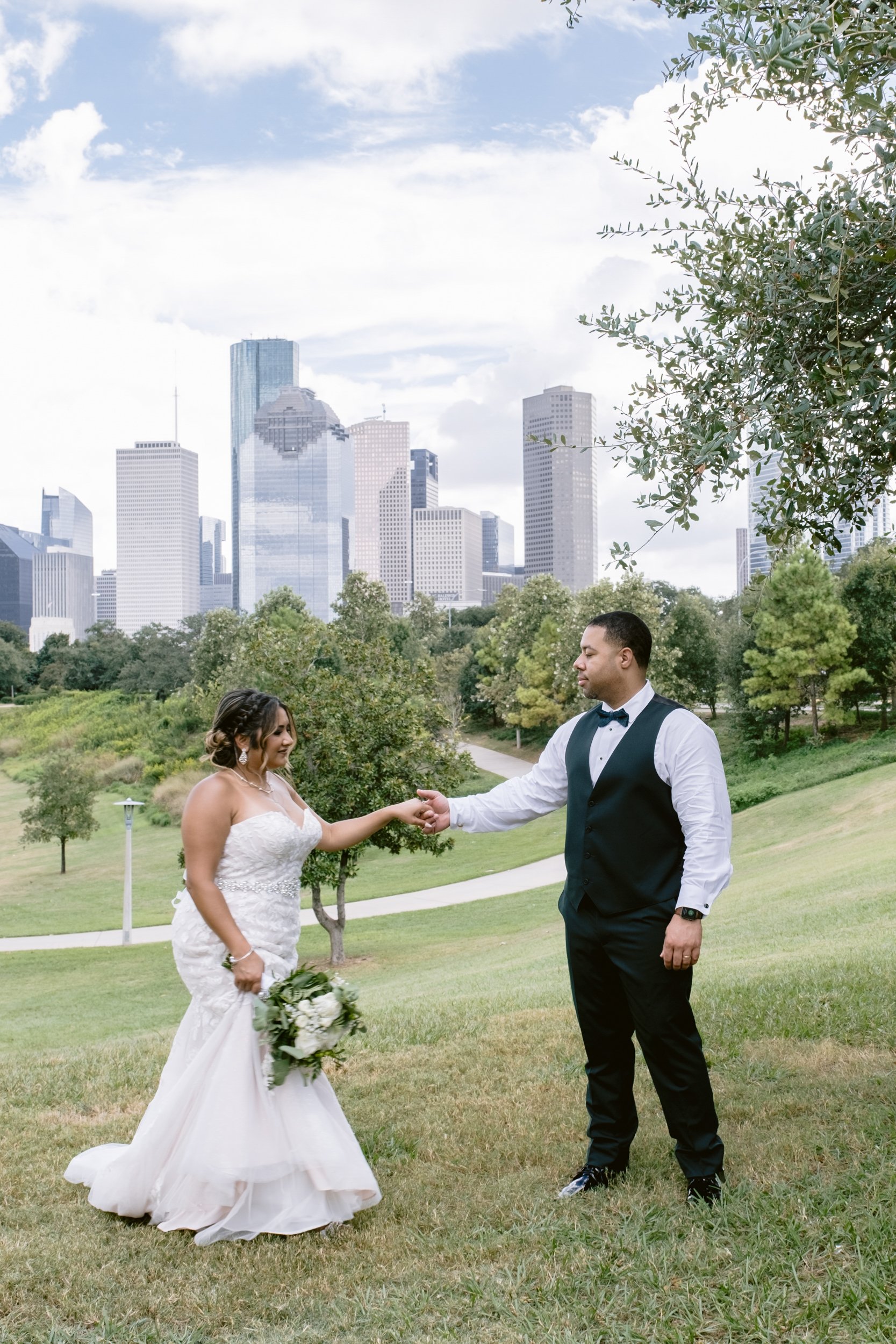 Giverny-Houston-Wedding-Photographer-1910-Courthouse-Buffalo-Bayou-RhondaManuel_0050.jpg