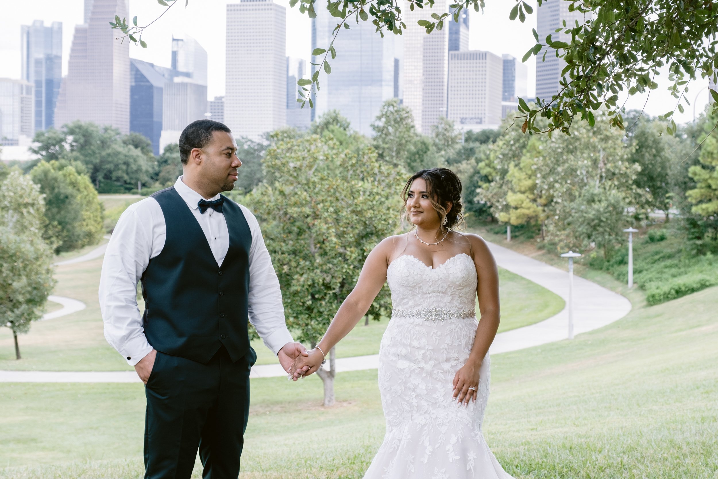 Giverny-Houston-Wedding-Photographer-1910-Courthouse-Buffalo-Bayou-RhondaManuel_0052.jpg