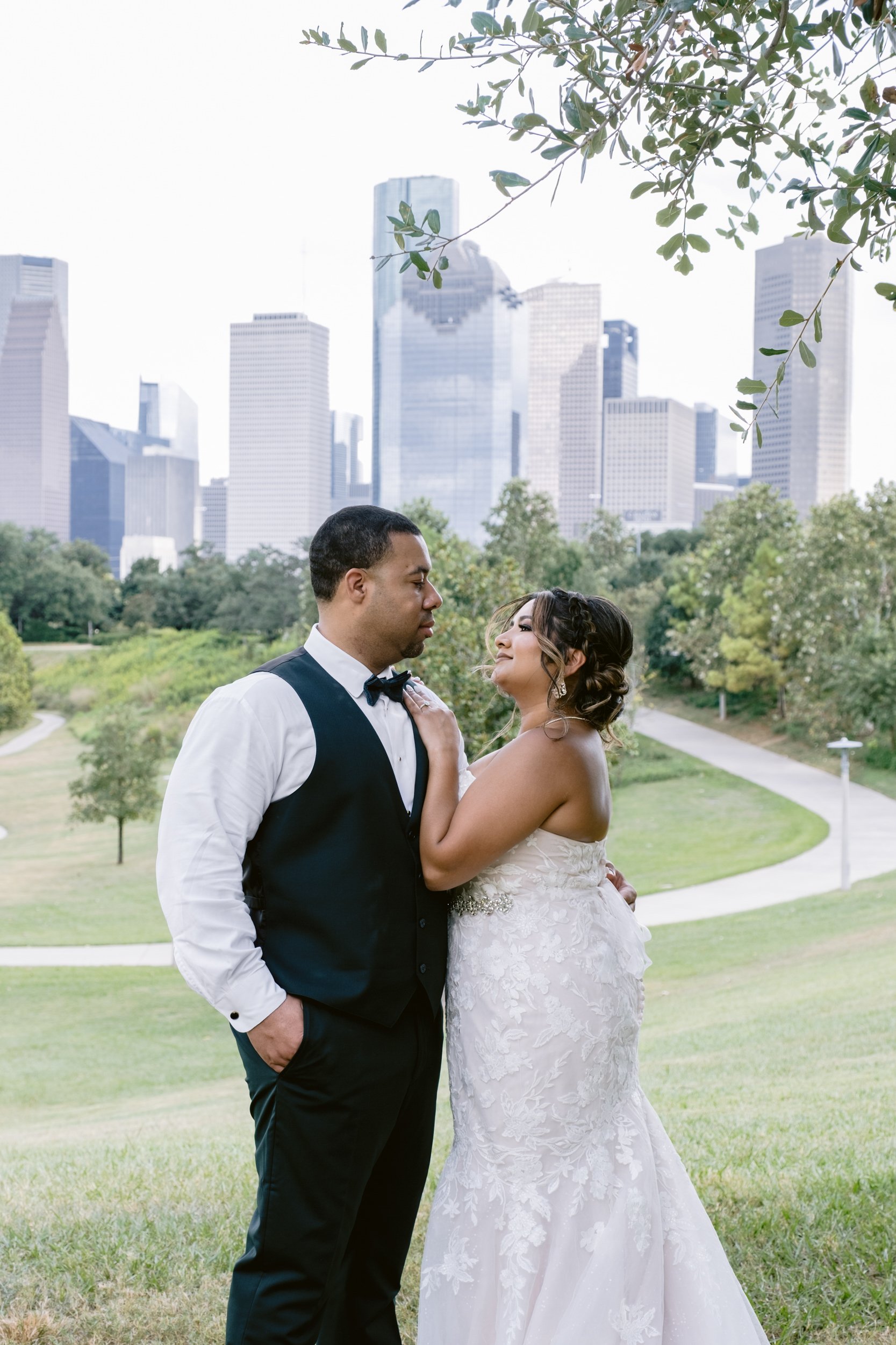 Giverny-Houston-Wedding-Photographer-1910-Courthouse-Buffalo-Bayou-RhondaManuel_0054.jpg