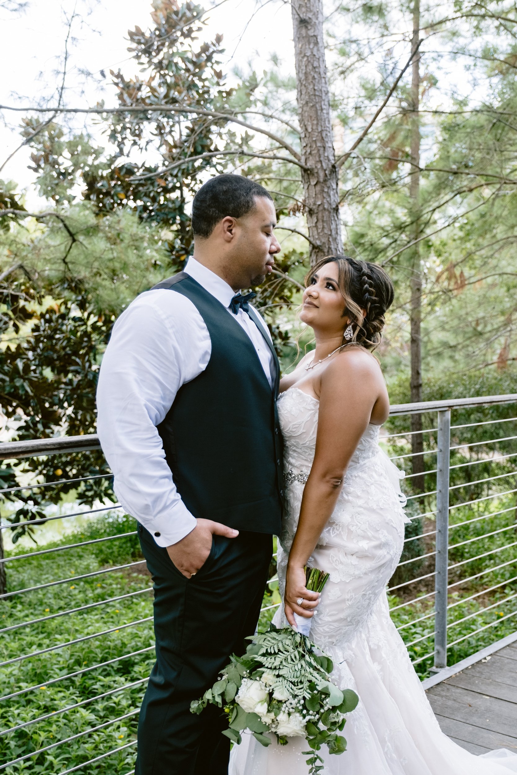 Giverny-Houston-Wedding-Photographer-1910-Courthouse-Buffalo-Bayou-RhondaManuel_0057.jpg