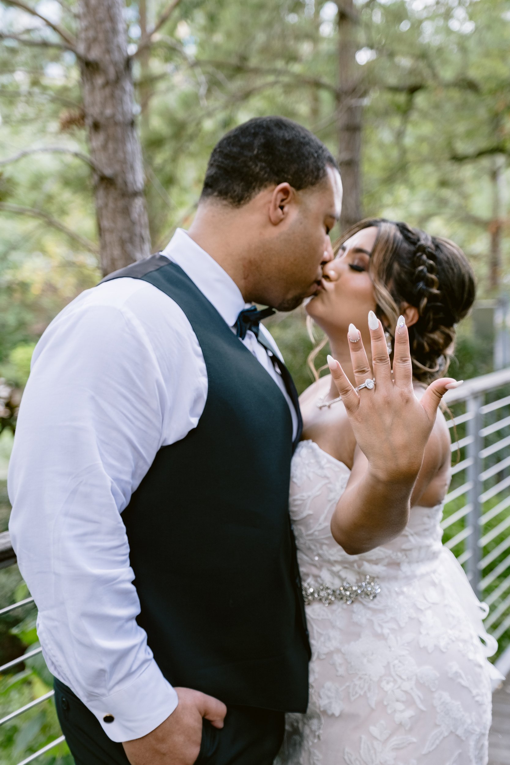 Giverny-Houston-Wedding-Photographer-1910-Courthouse-Buffalo-Bayou-RhondaManuel_0058.jpg
