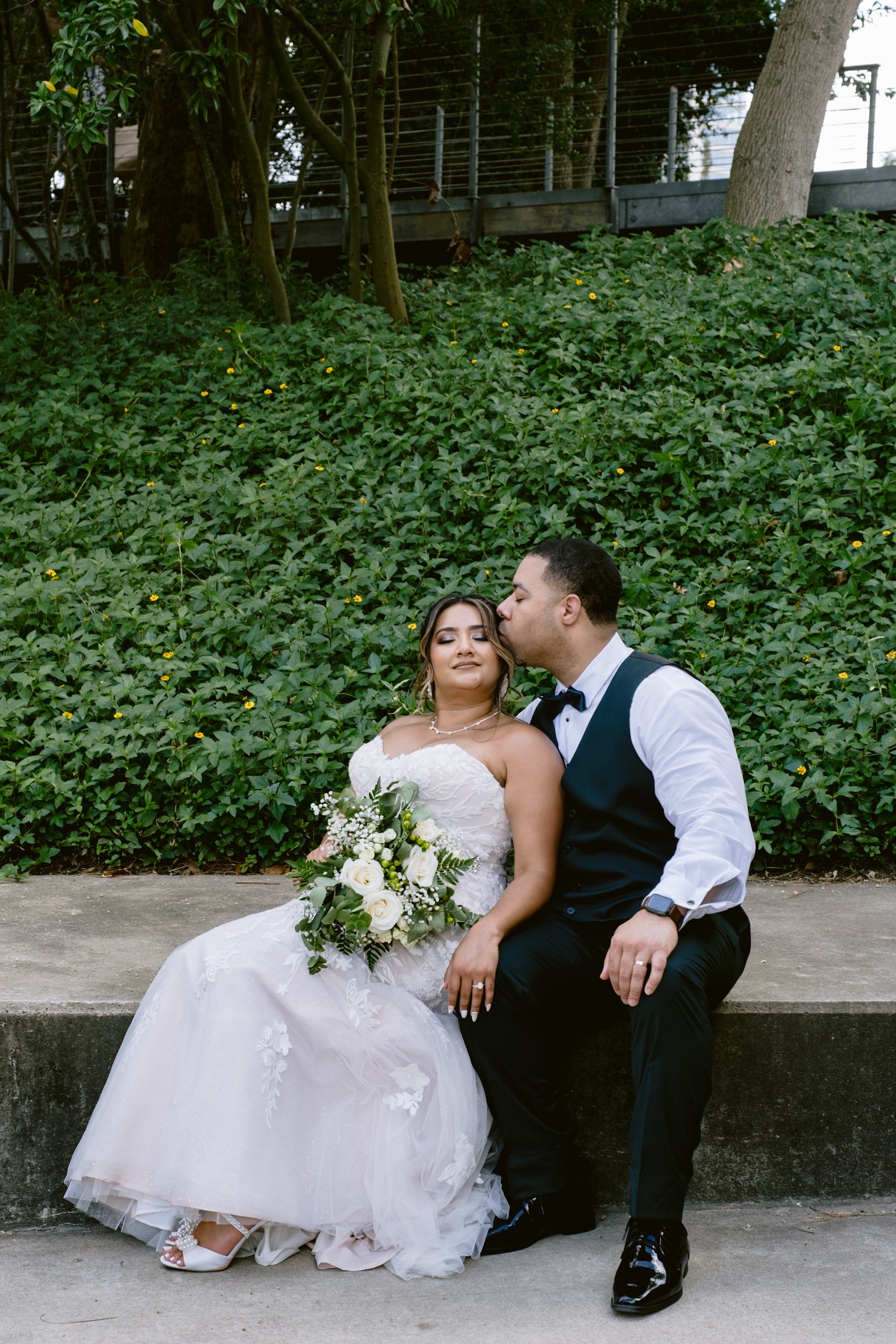 Giverny-Houston-Wedding-Photographer-1910-Courthouse-Buffalo-Bayou-RhondaManuel_0063.jpg