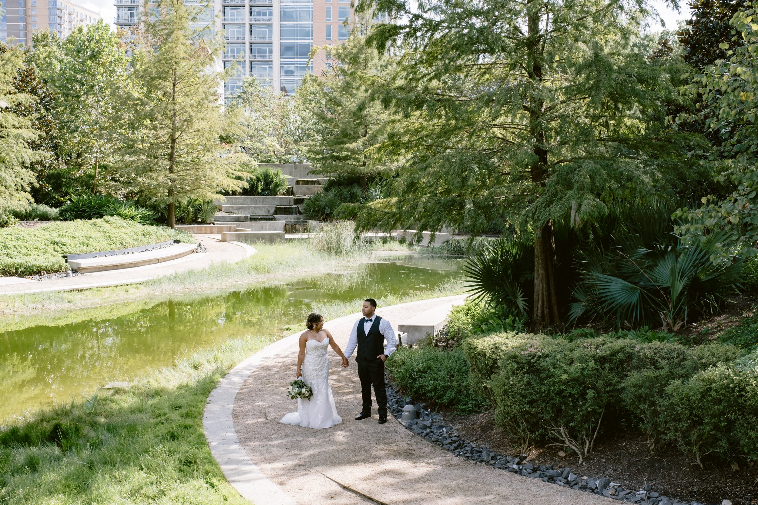 Giverny-Houston-Wedding-Photographer-1910-Courthouse-Buffalo-Bayou-RhondaManuel_0066.jpg
